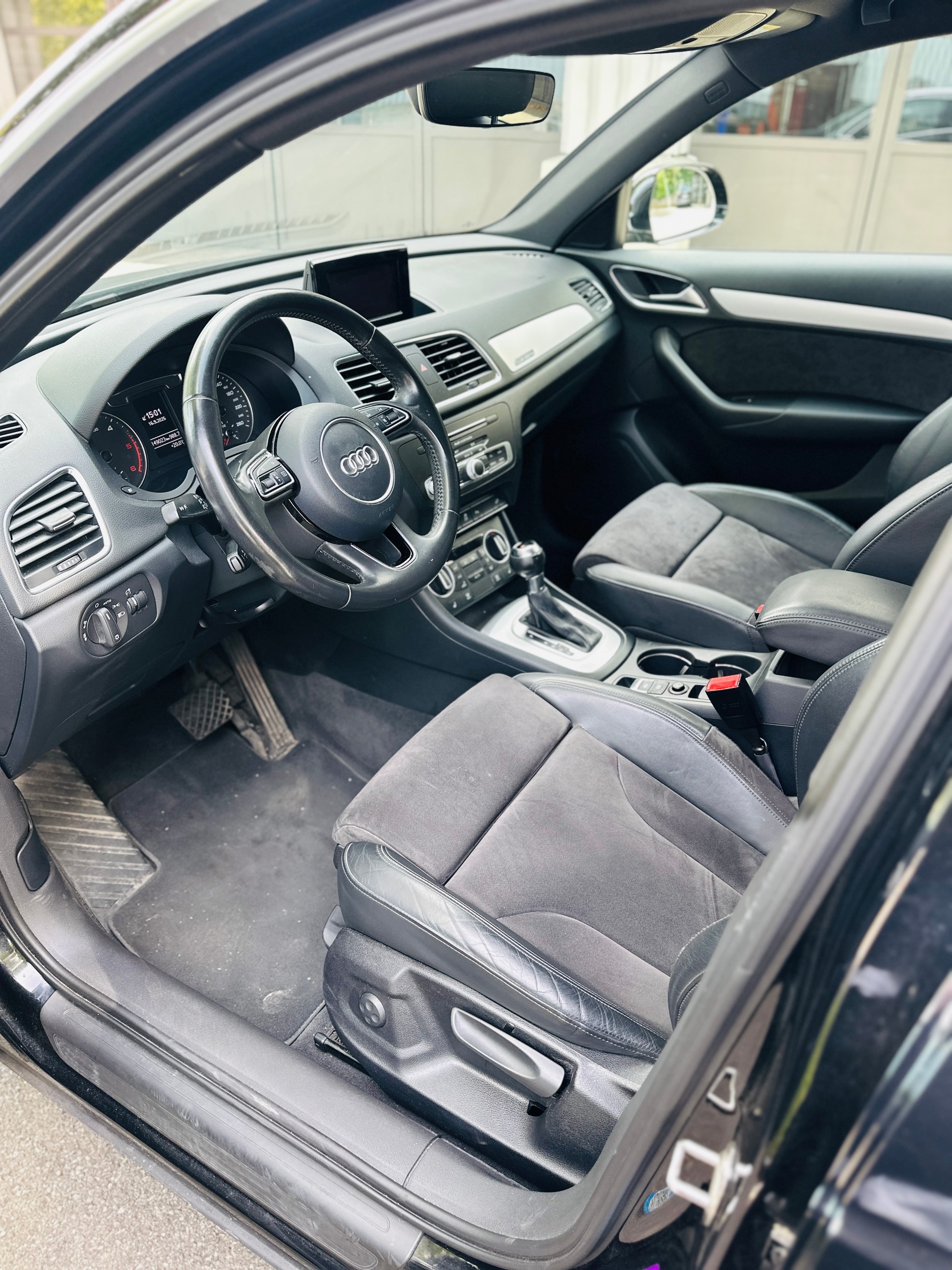 AUDI Q3 2.0 TDI sport quattro-image-13