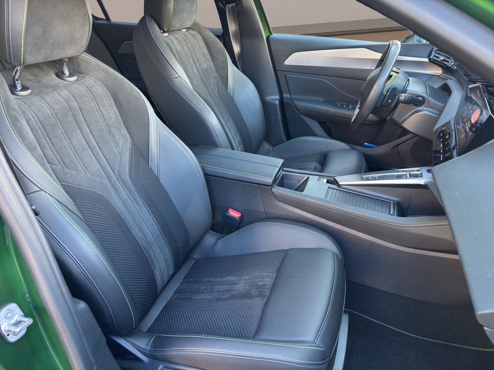 PEUGEOT 308 1.2 Pure Tech GT Pack EAT8-image-12