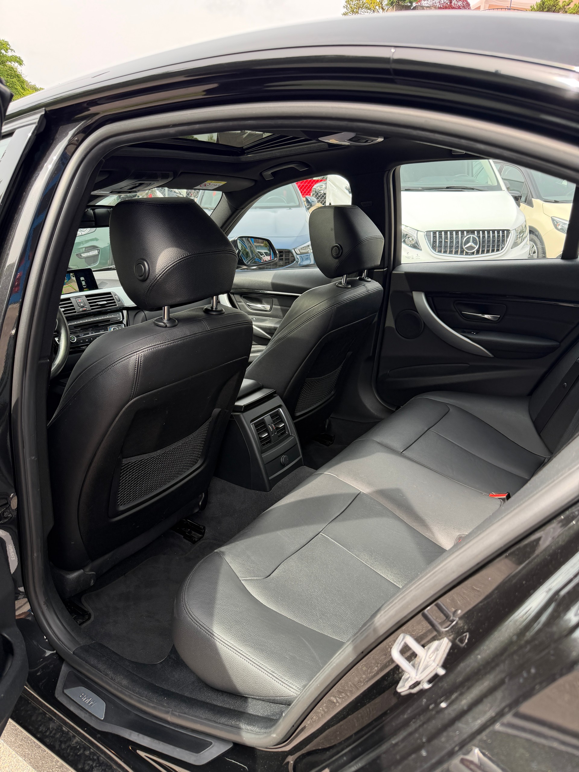 BMW 330e iPerformance M Sport Steptronic-image-8