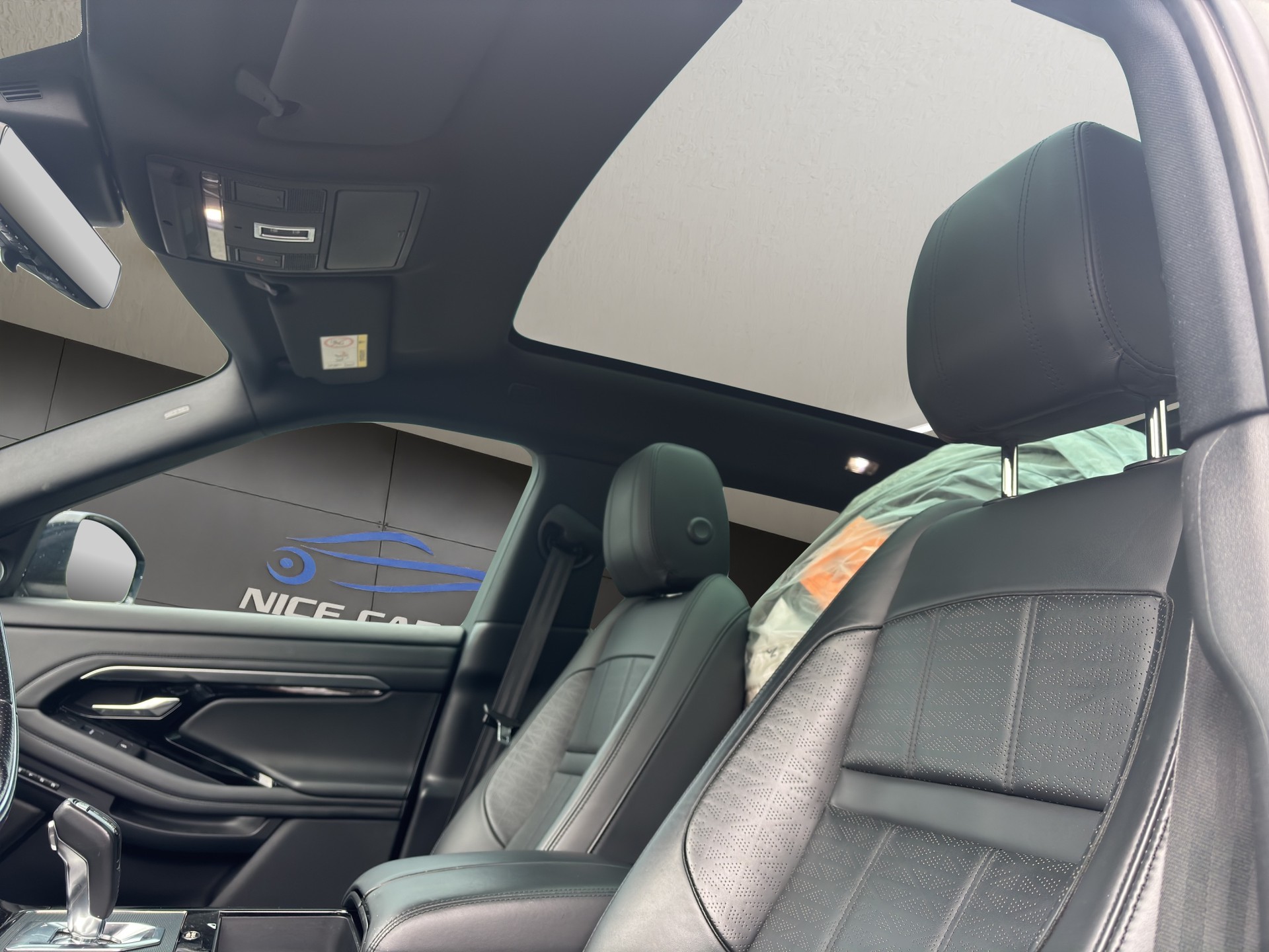 LAND ROVER Range Rover Evoque P 300 HSE AT9-image-17
