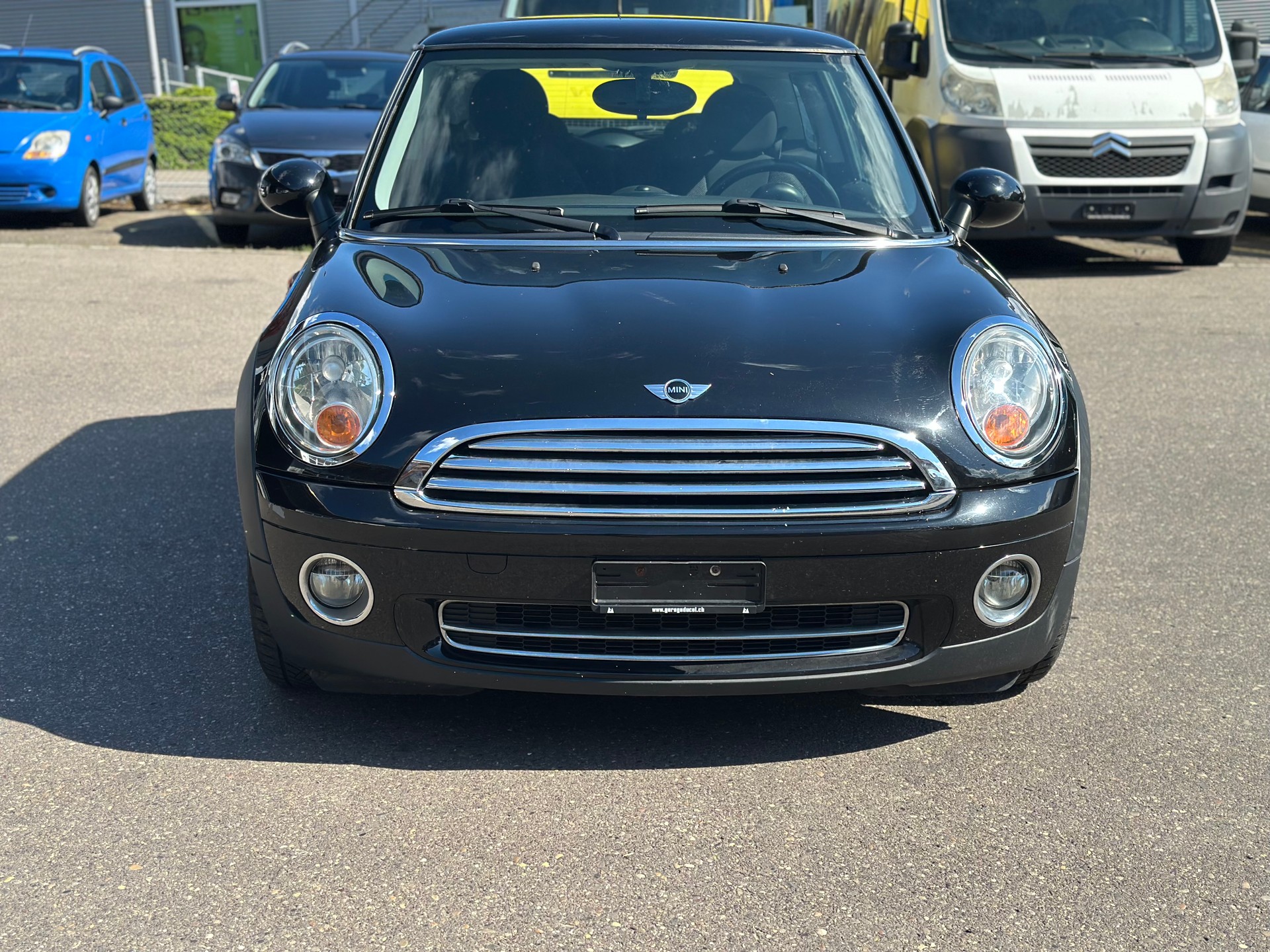 MINI Cooper-showroom-element-2