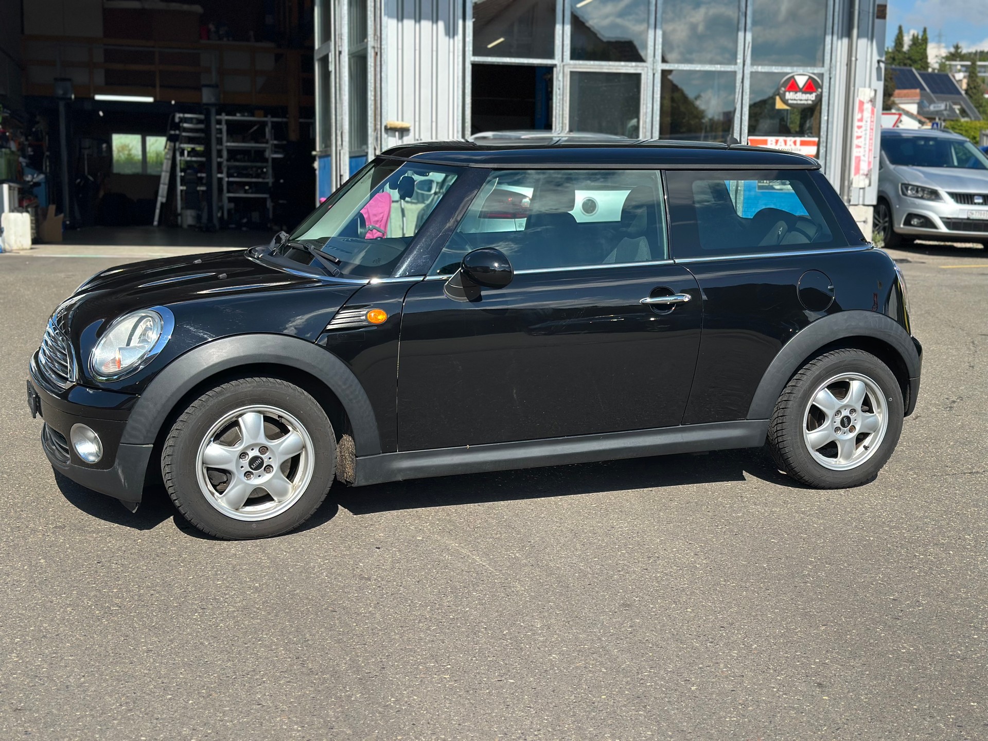 MINI Cooper-showroom-element-1
