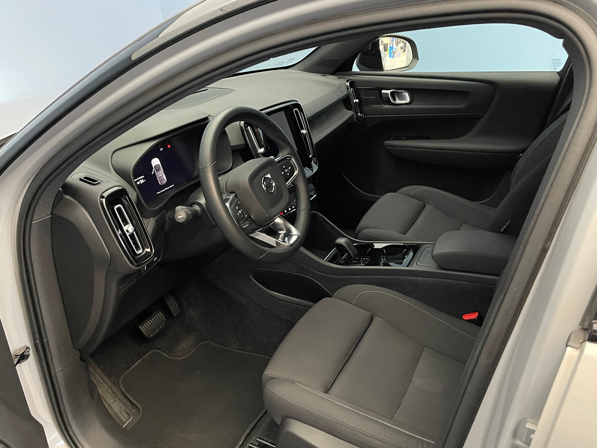 VOLVO C40 P8 Twin Recharge AWD-image-12