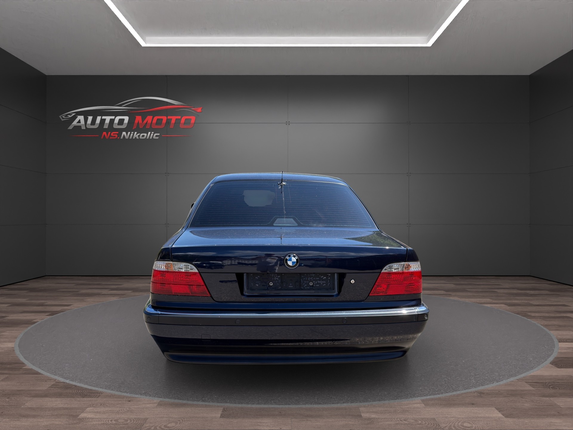 BMW 750i-image-6