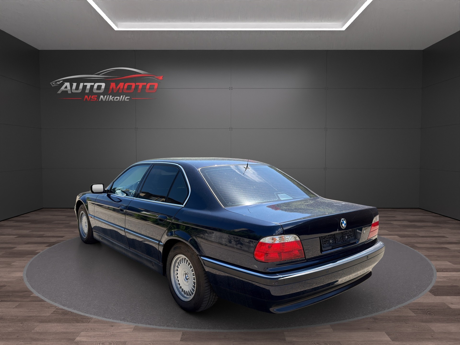 BMW 750i-image-3