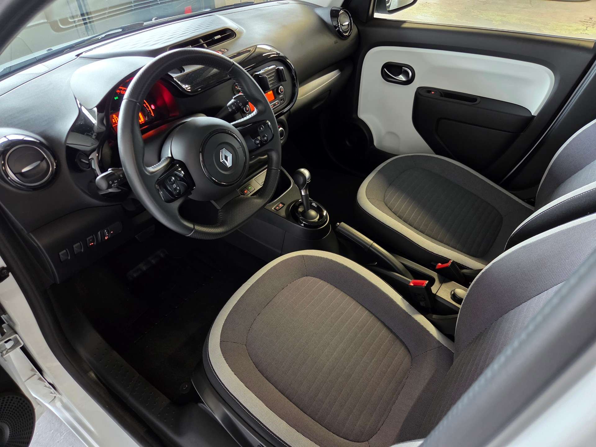 RENAULT Twingo 0.9 TCe 95 Zen-showroom-element-3