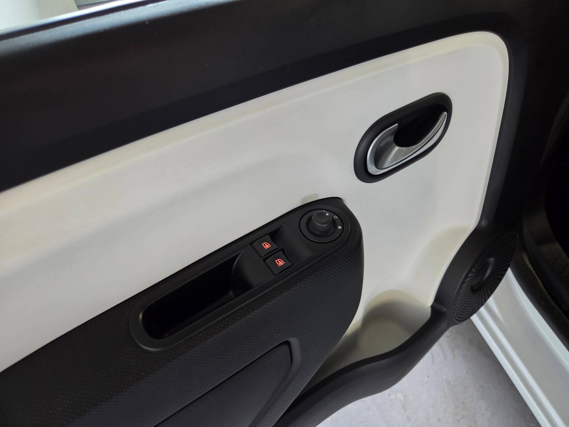 RENAULT Twingo 0.9 TCe 95 Zen-image-10