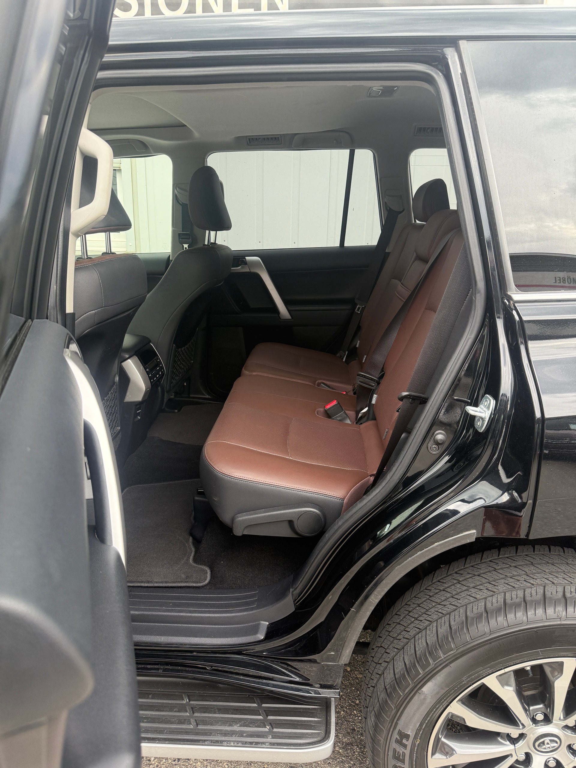TOYOTA Land Cruiser 2.8TD Premium Automatic *CH-FZ* STANDHEIZUNG * LEDER * 201 PS 500 NM*-image-12
