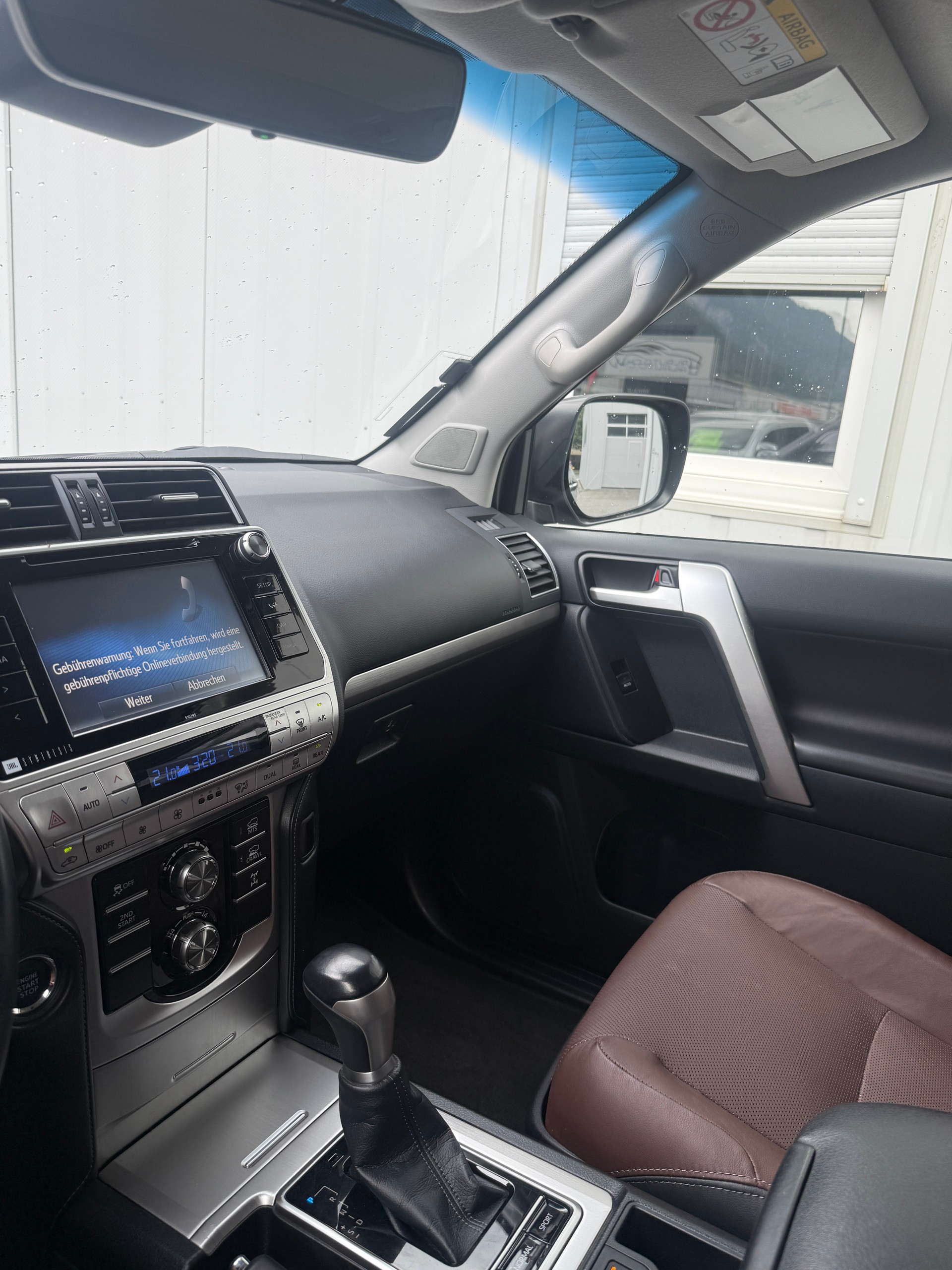 TOYOTA Land Cruiser 2.8TD Premium Automatic *CH-FZ* STANDHEIZUNG * LEDER * 201 PS 500 NM*-image-17