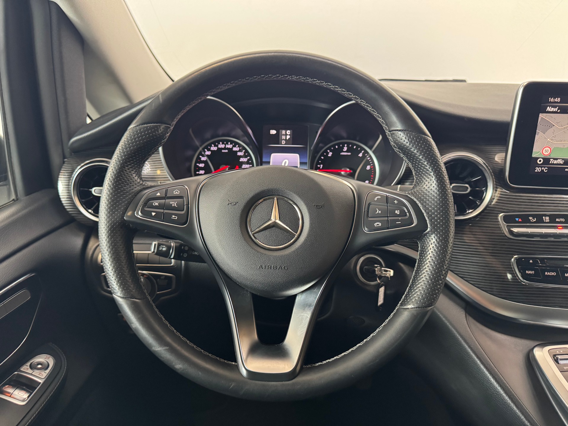 MERCEDES-BENZ V 300 d lang Avantgarde 4Matic 9G-Tronic-image-15