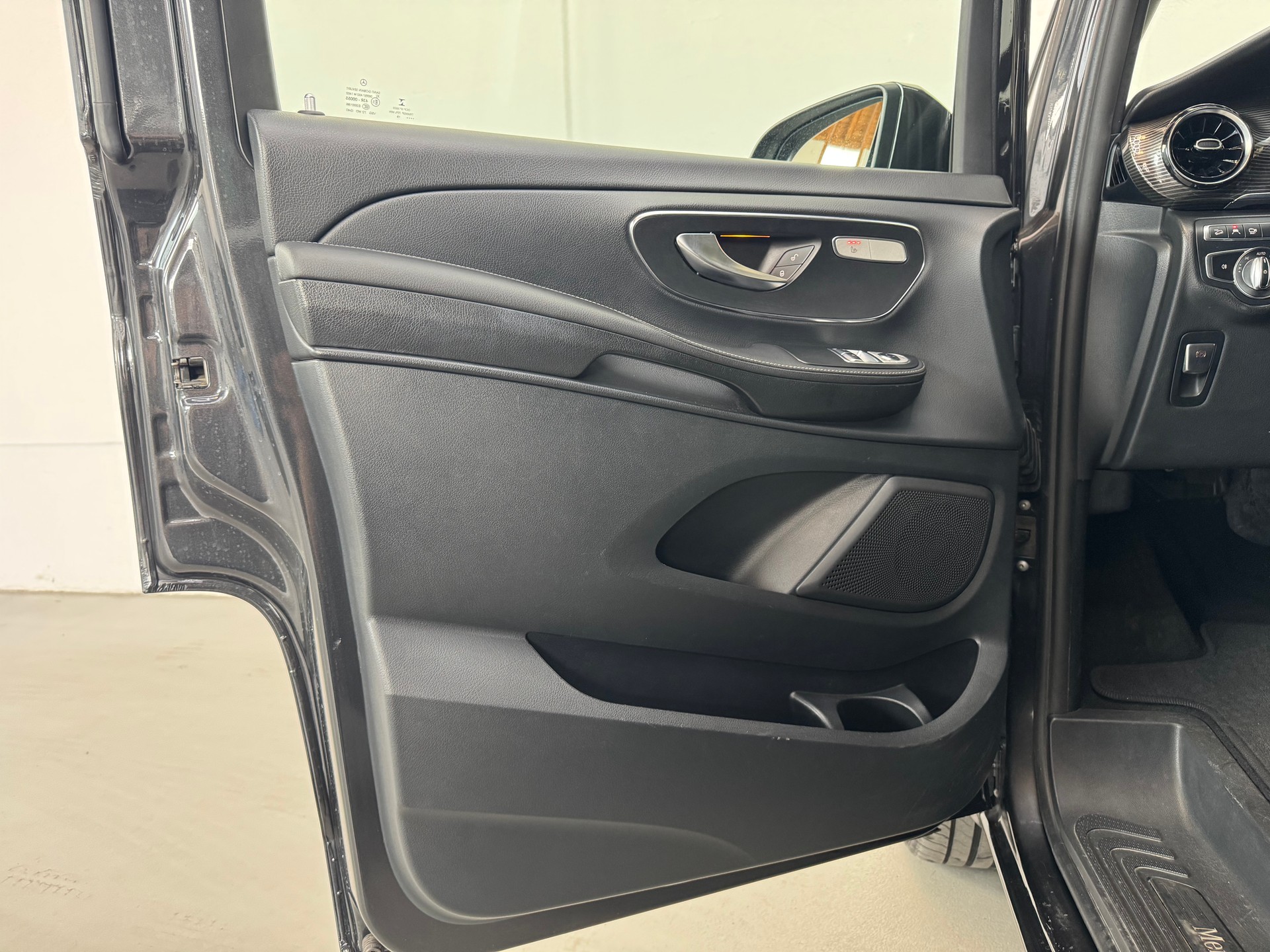 MERCEDES-BENZ V 300 d lang Avantgarde 4Matic 9G-Tronic-image-25