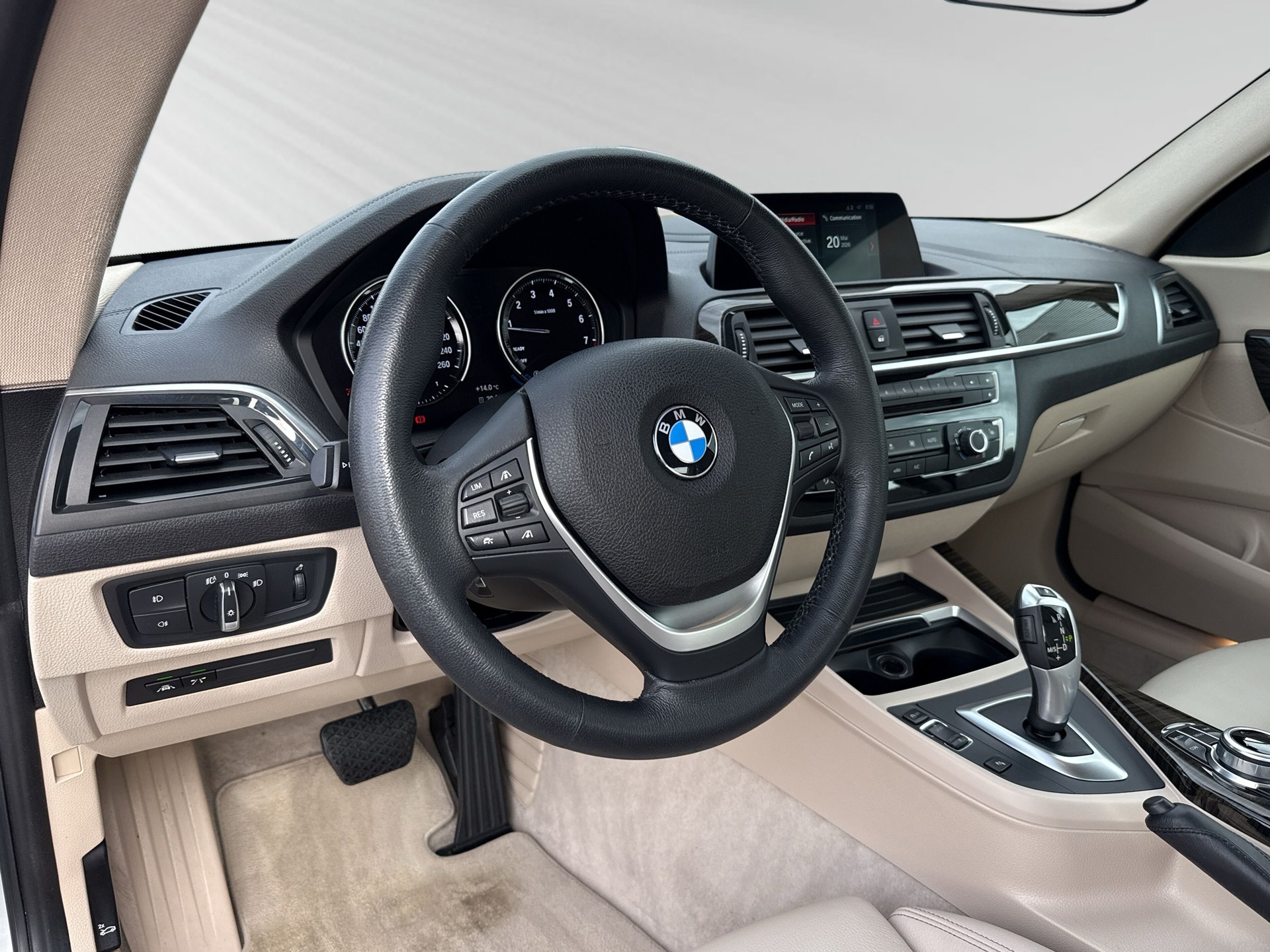 BMW 220i Luxury Line Steptronic-showroom-element-3