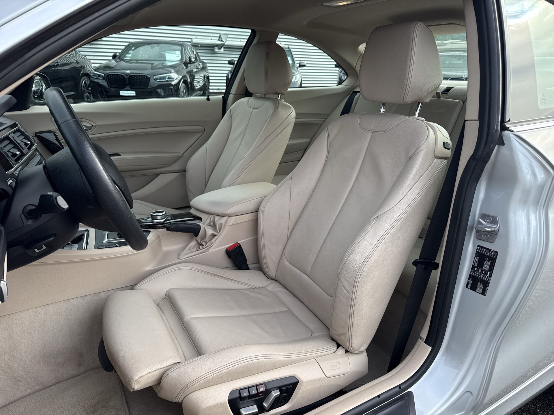 BMW 220i Luxury Line Steptronic-image-9