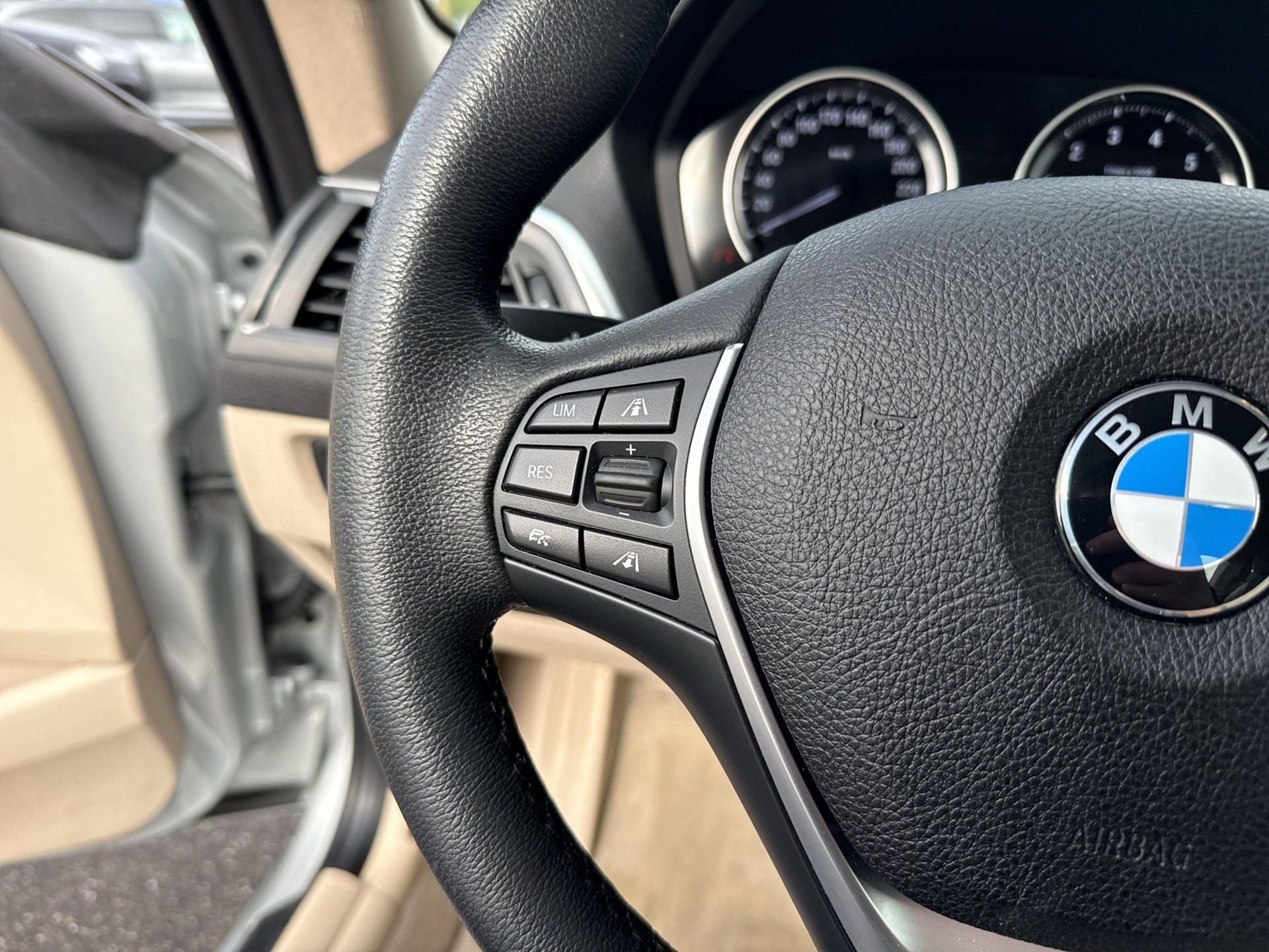 BMW 220i Luxury Line Steptronic-image-14