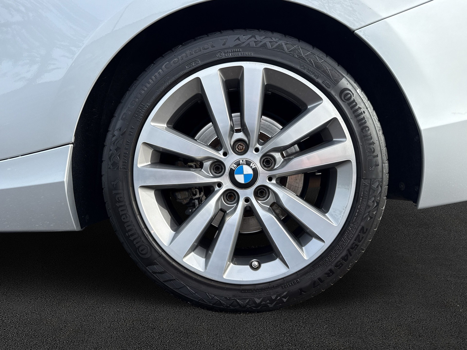 BMW 220i Luxury Line Steptronic-image-8