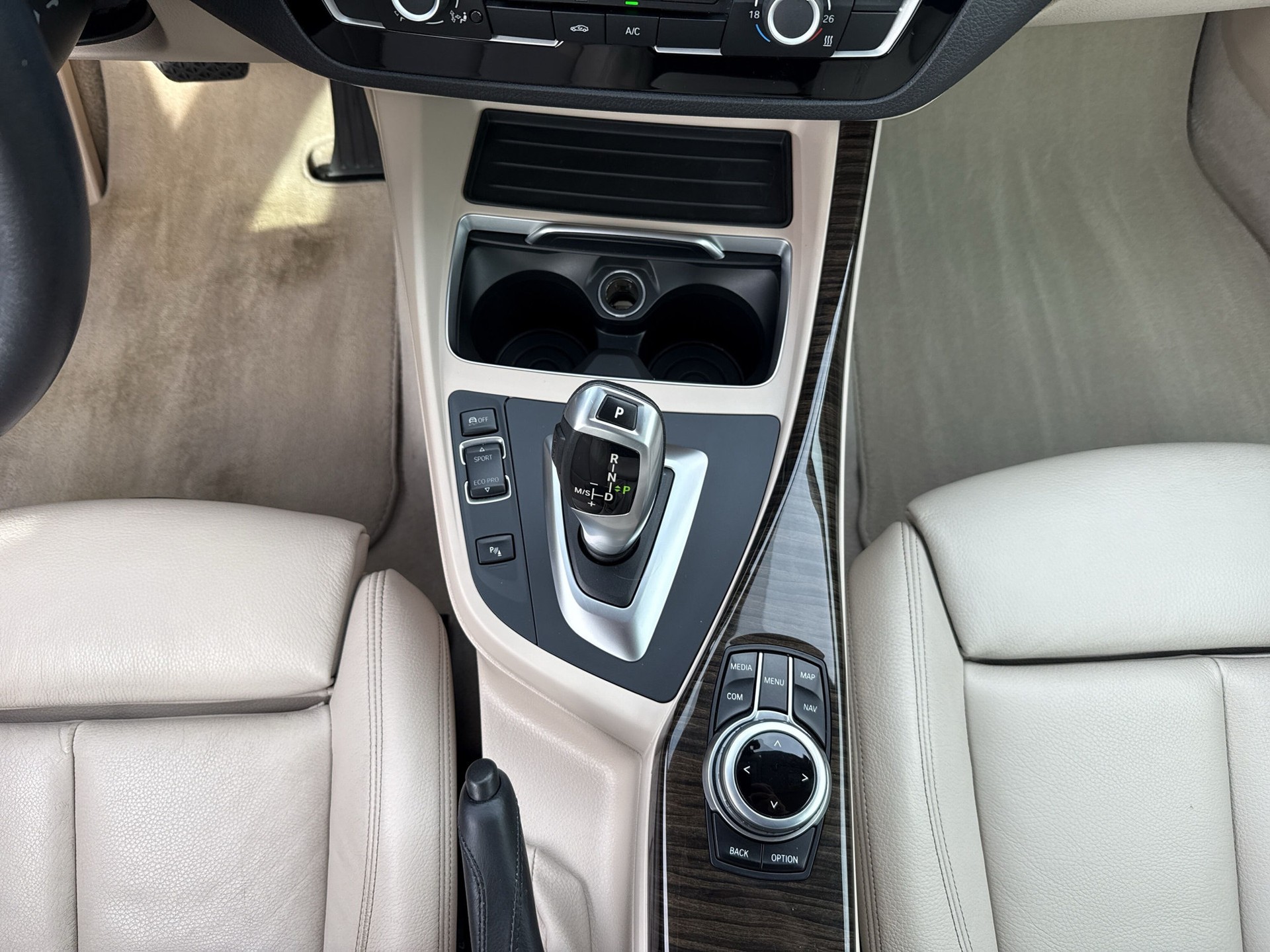 BMW 220i Luxury Line Steptronic-image-12