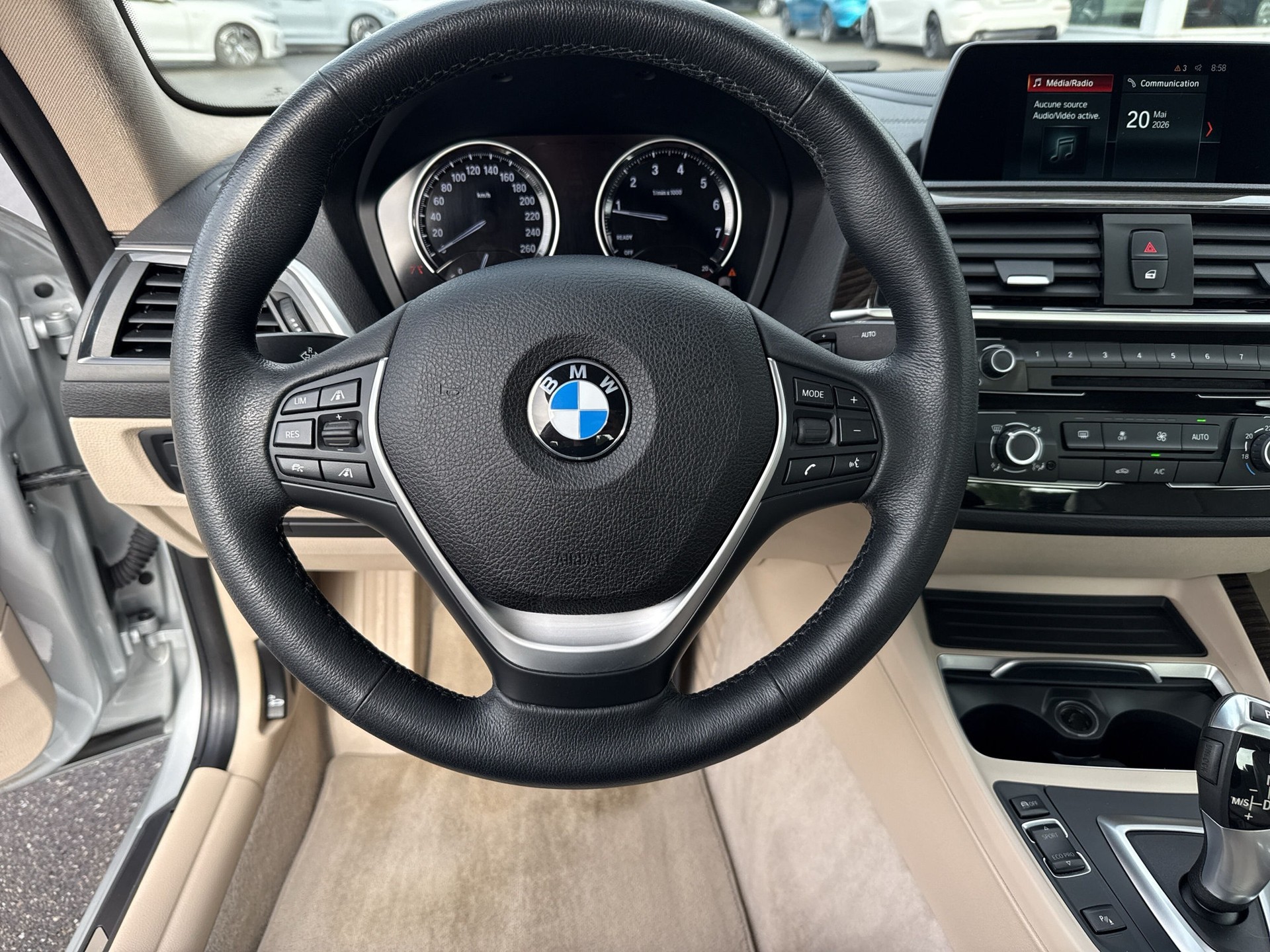 BMW 220i Luxury Line Steptronic-image-11