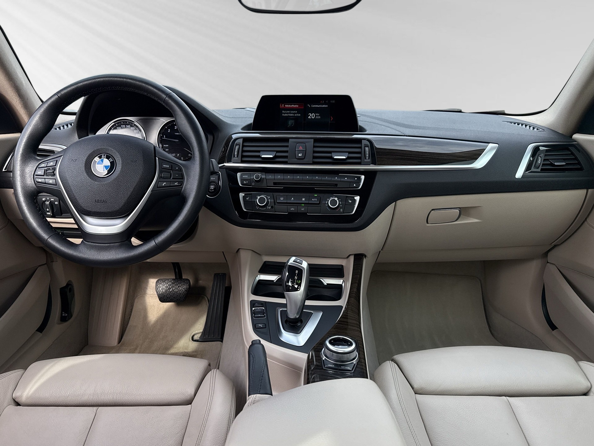 BMW 220i Luxury Line Steptronic-image-5