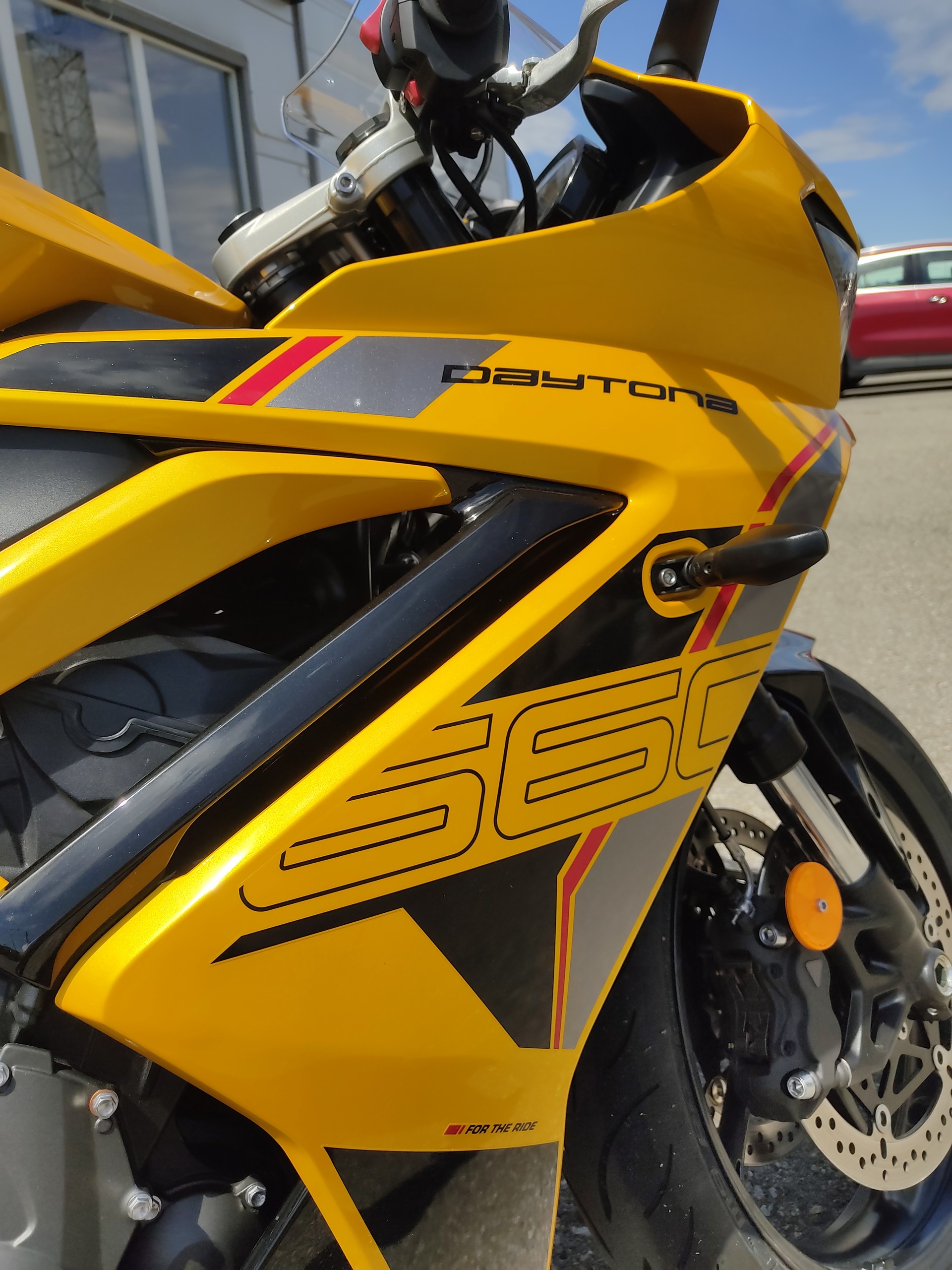 TRIUMPH Daytona 660-image-4