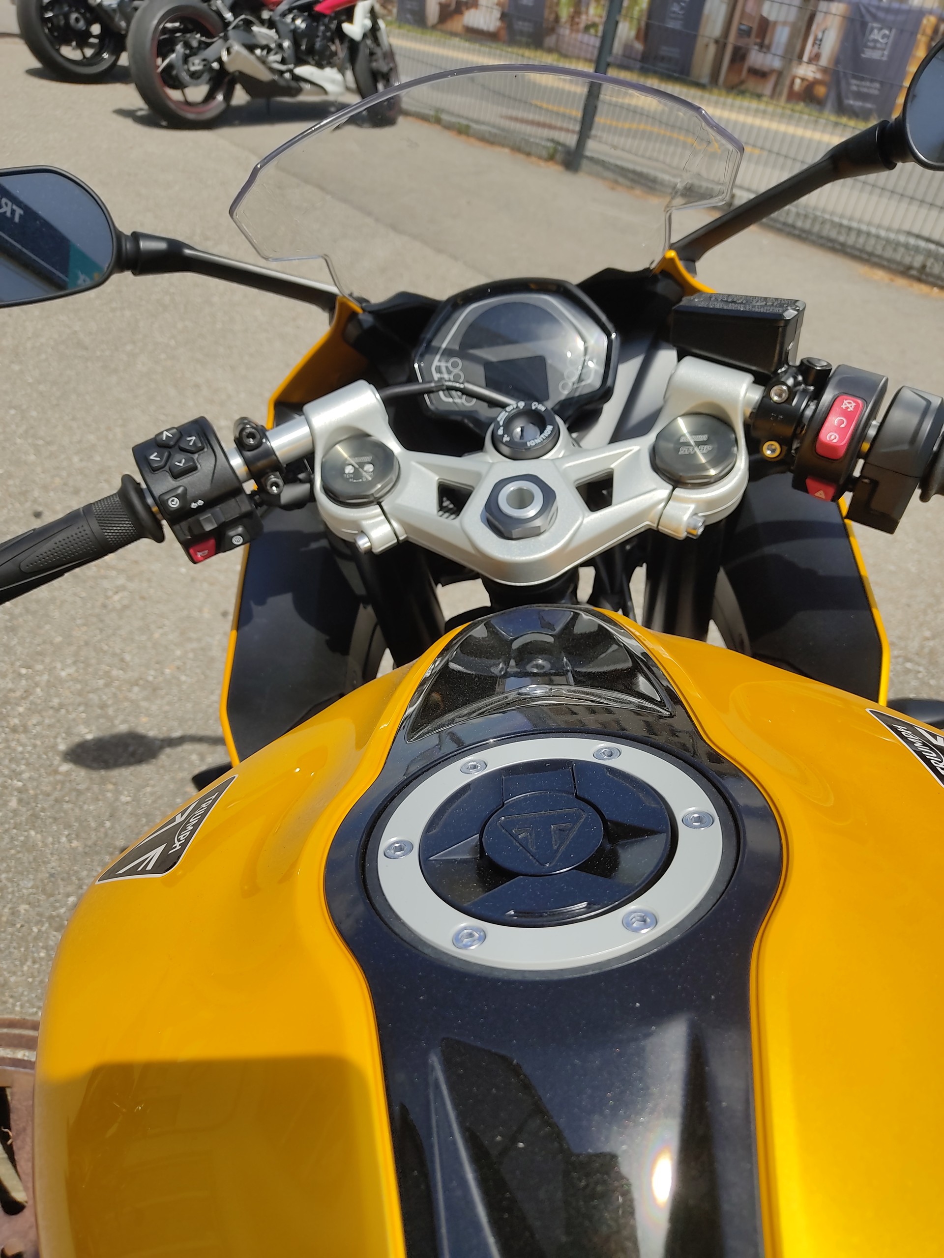 TRIUMPH Daytona 660-image-8