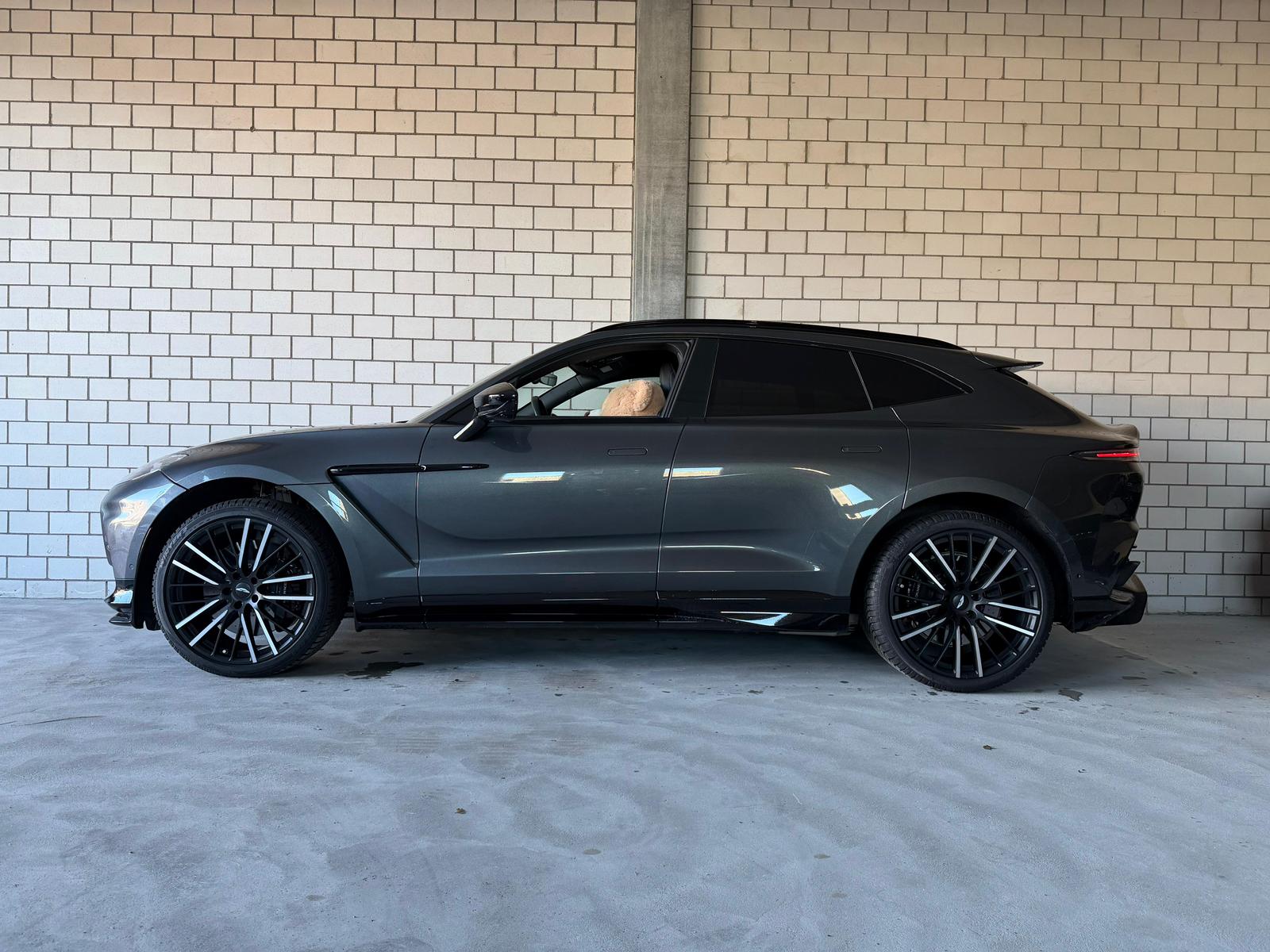 ASTON MARTIN DBX 707 4.0 V8 Traumausstattung