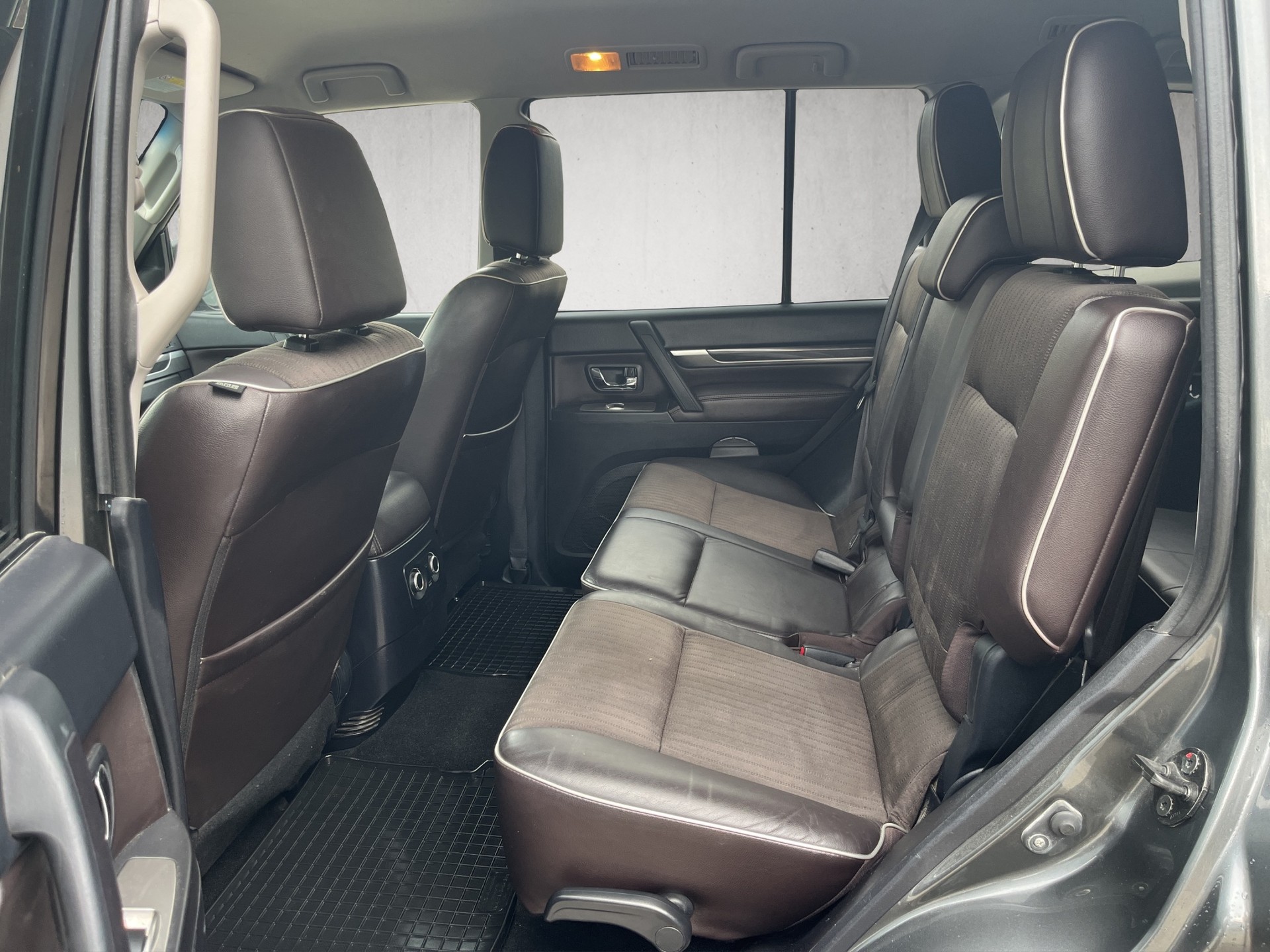 MITSUBISHI Pajero 3.2 DI-D Swiss Edition Automatic-image-11