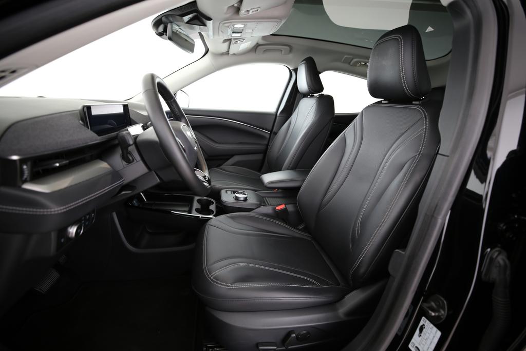 FORD Mustang Mach-E Standard-showroom-element-3