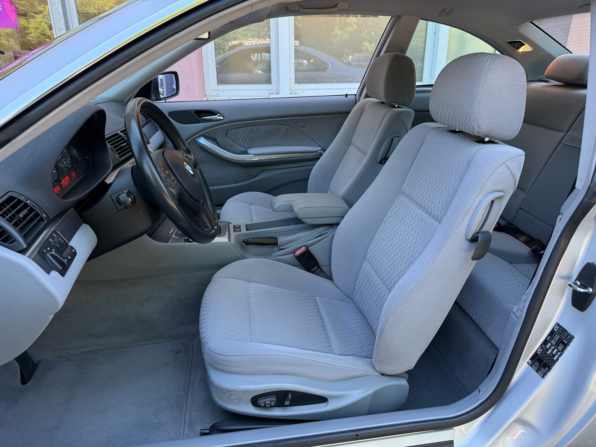 BMW 323Ci Coupé-image-7