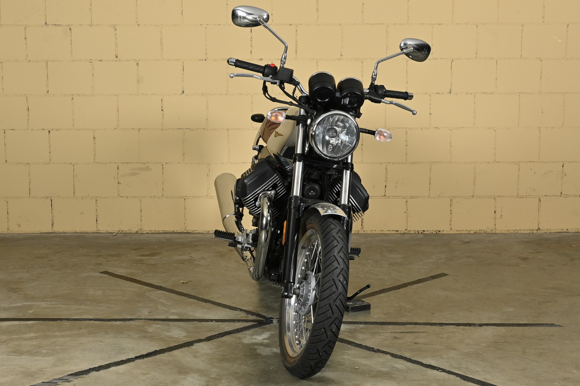 MOTO GUZZI V7 III Anniversario 750 ABS-image-9