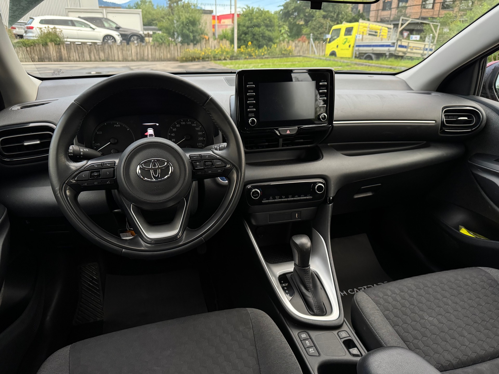 TOYOTA Yaris 1.5 Active e-CVT-image-10