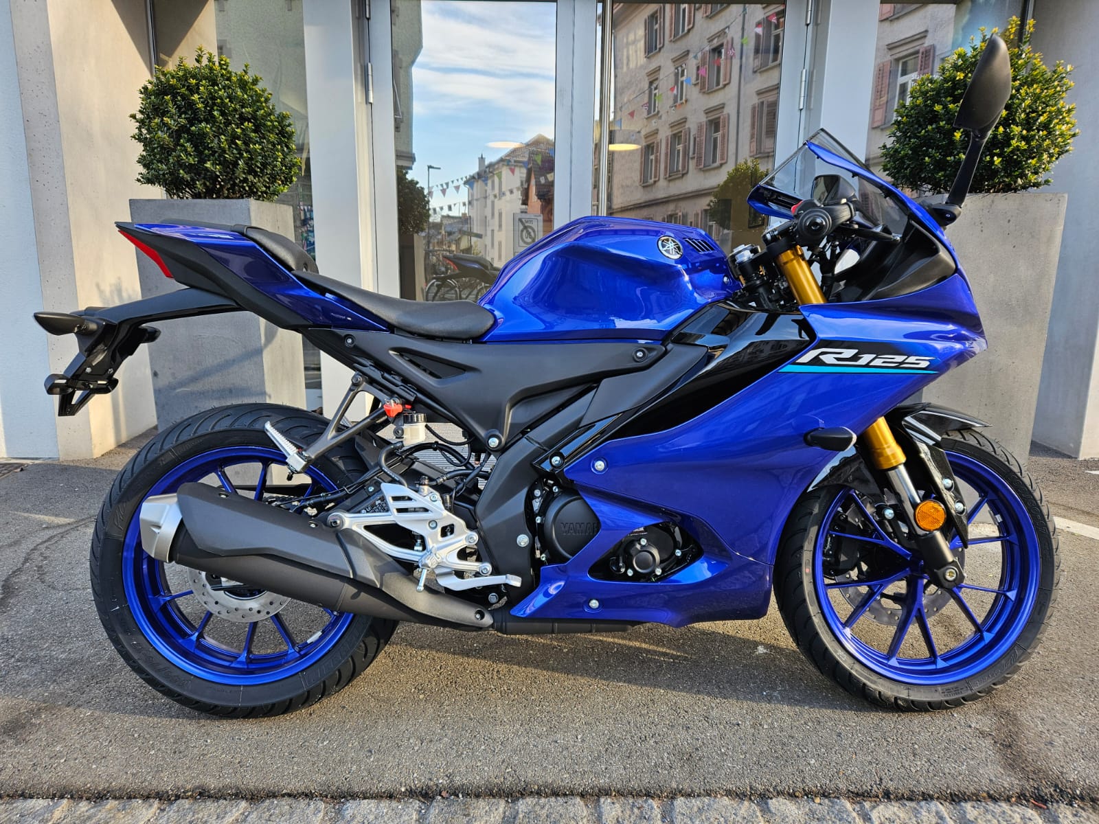 YAMAHA YZF-R 125 ABS-image-1