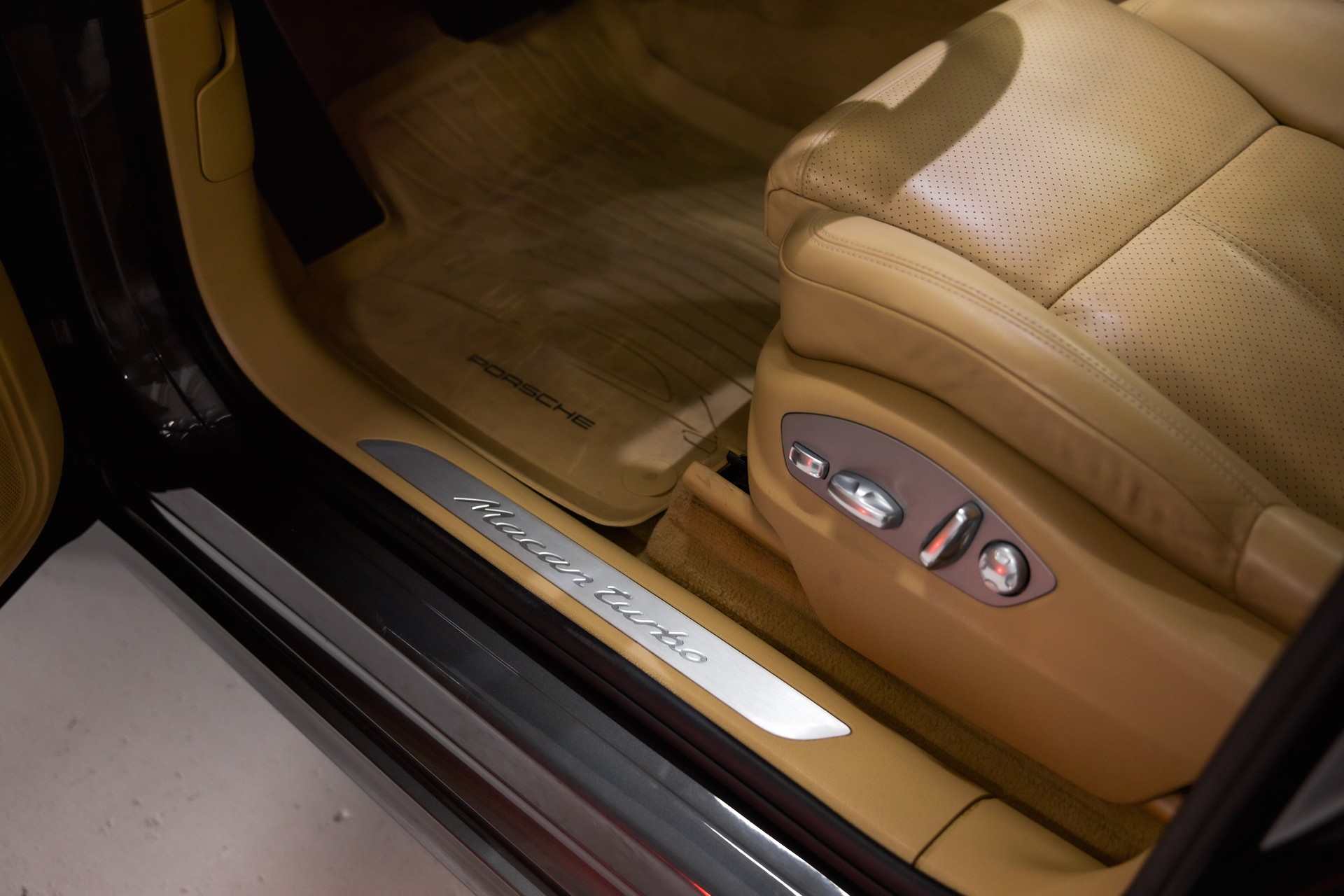 PORSCHE Macan Turbo Performance PDK *approved bis April 2027*-image-31