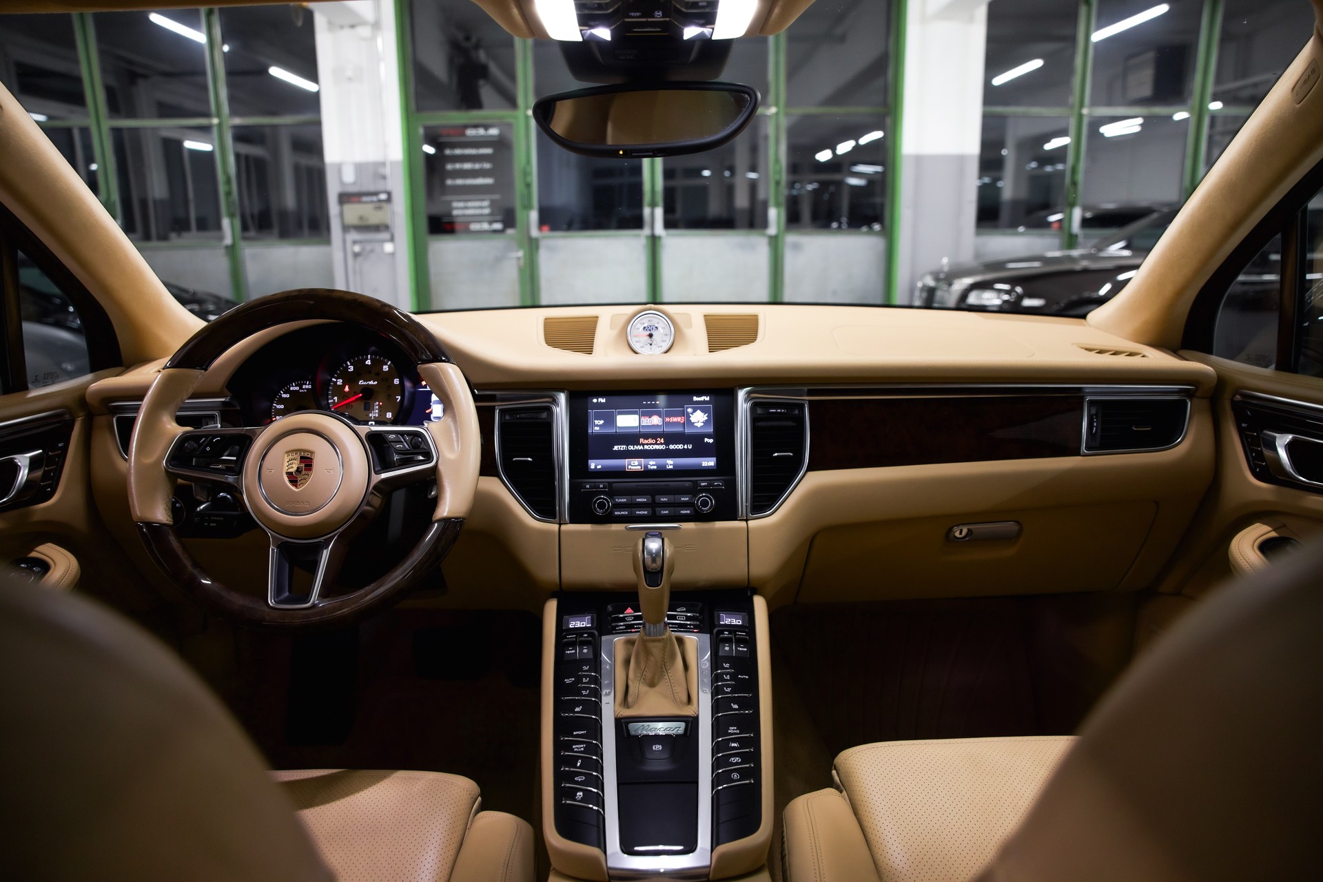 PORSCHE Macan Turbo Performance PDK *approved bis April 2027*-image-13