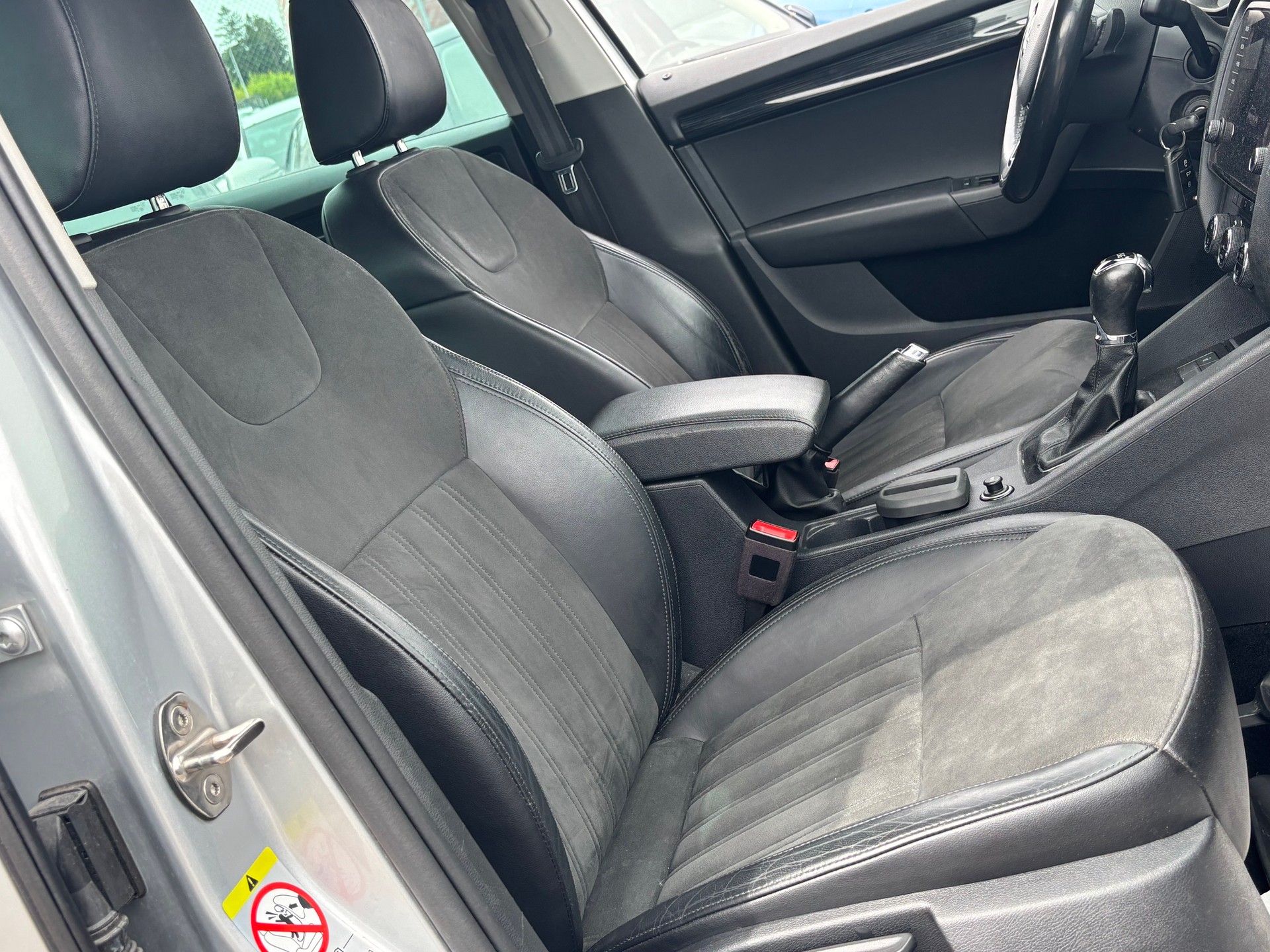 SKODA Octavia Combi 2.0 TSI Clever 4x4 DSG-image-9