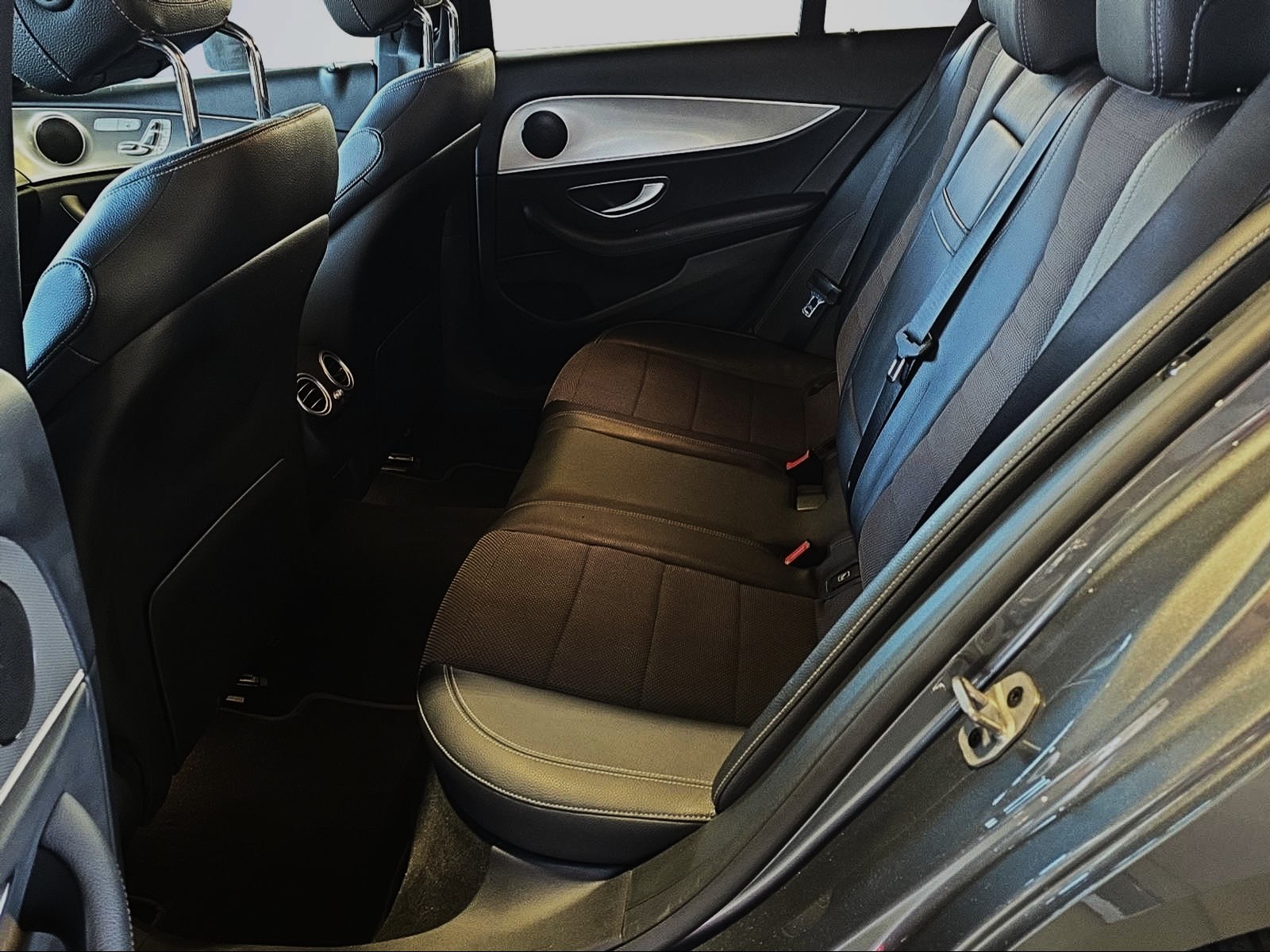 MERCEDES-BENZ E 200 d Avantgarde 9G-Tronic-image-9
