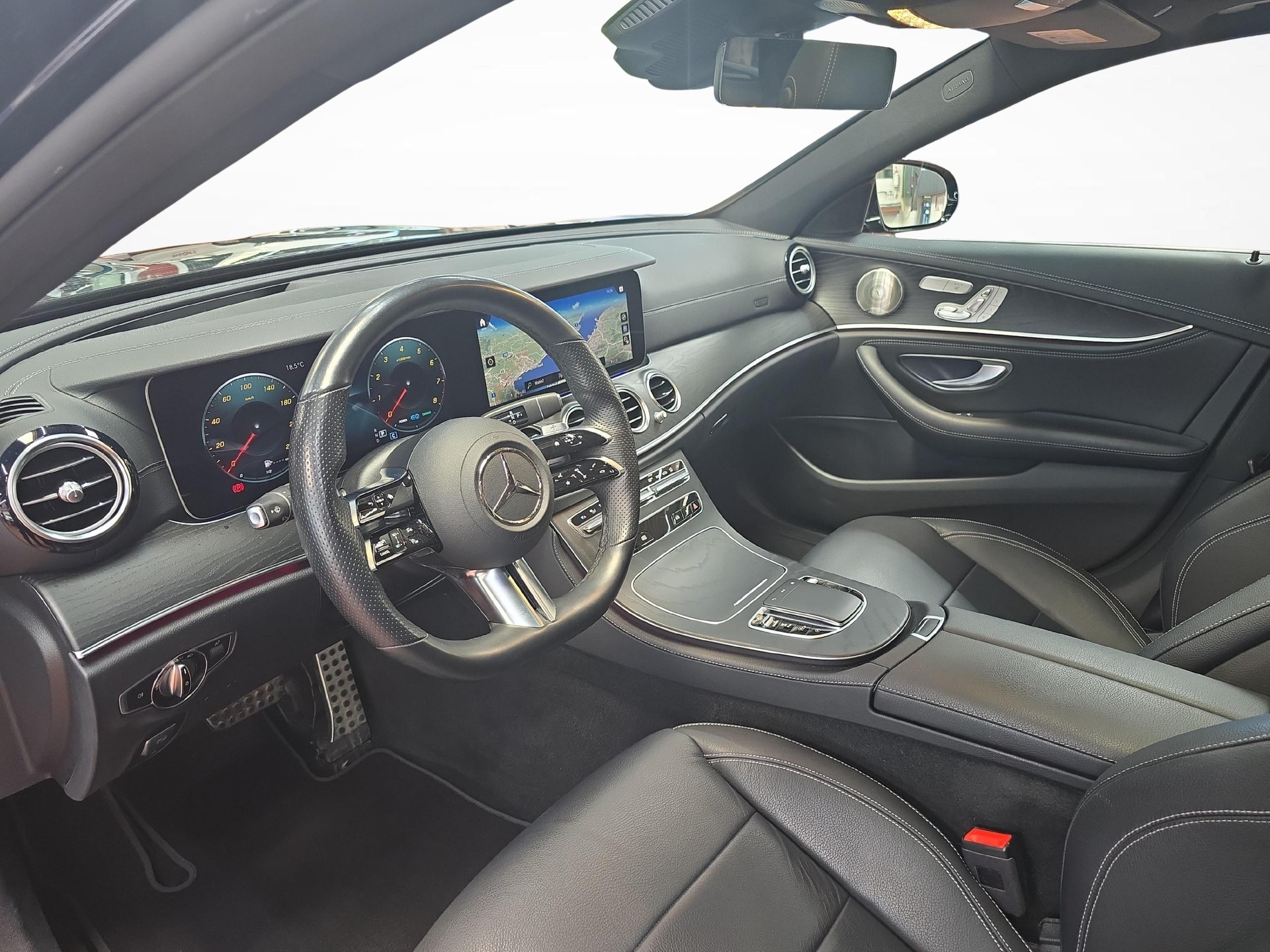 MERCEDES-BENZ E 450 4MATIC T-Modell AMG Line-image-4