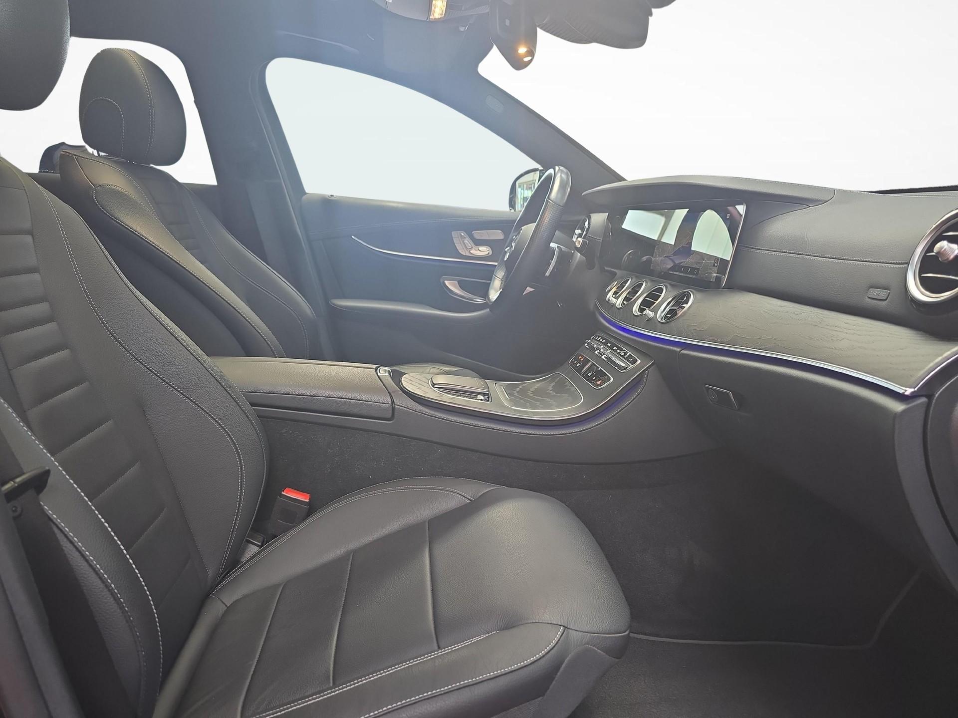 MERCEDES-BENZ E 450 4MATIC T-Modell AMG Line-image-6