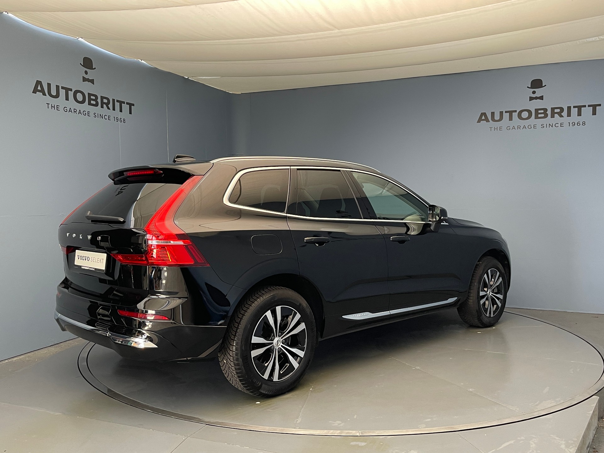 VOLVO XC60 2.0 T6 TE Core eAWD-showroom-element-2