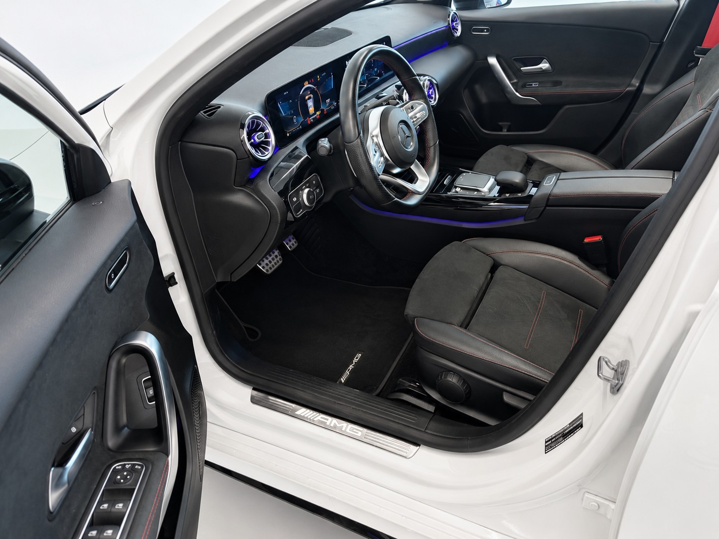 MERCEDES-BENZ A 35 AMG 4Matic Speedshift Limousine-image-15
