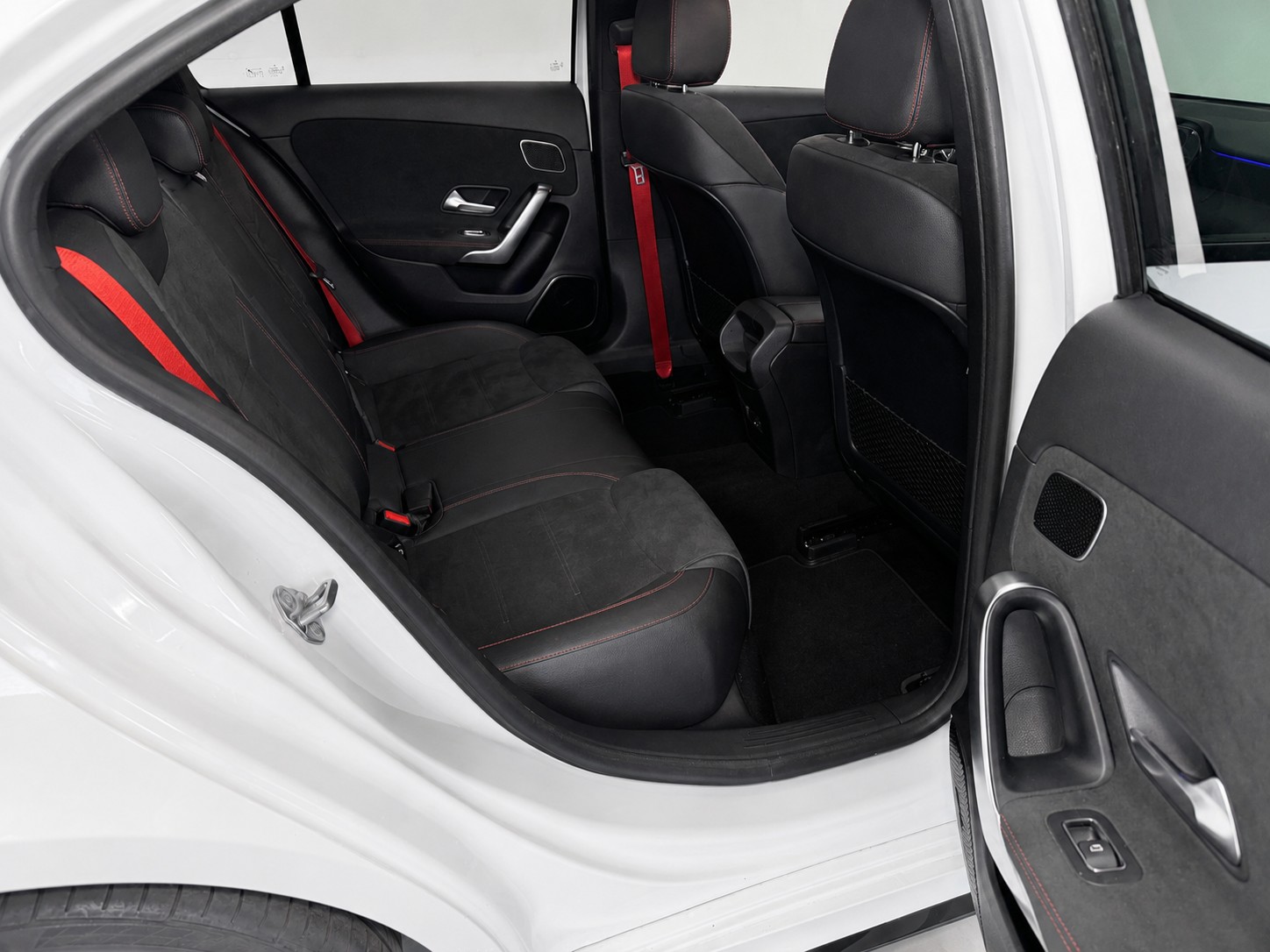 MERCEDES-BENZ A 35 AMG 4Matic Speedshift Limousine-image-17
