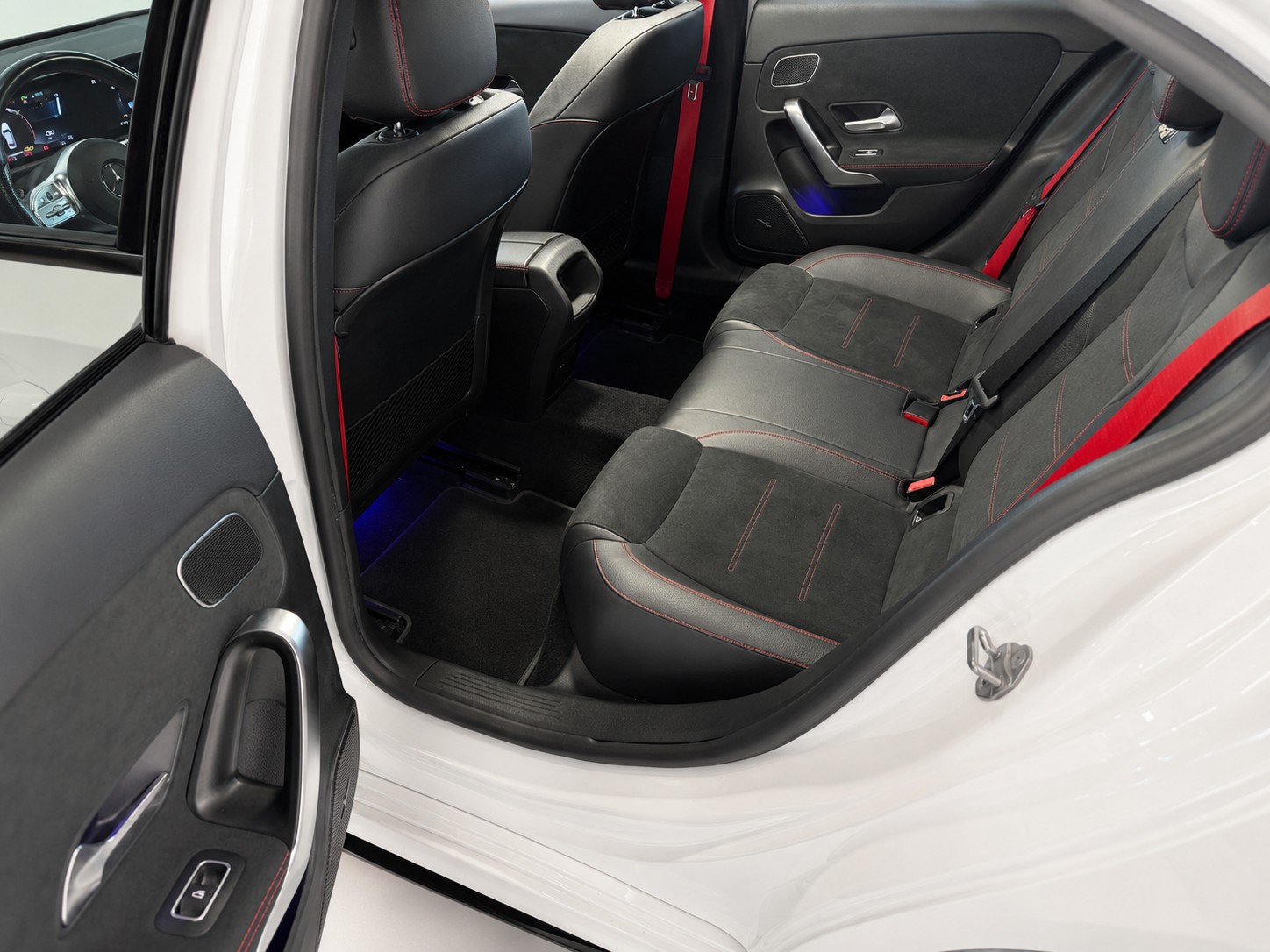 MERCEDES-BENZ A 35 AMG 4Matic Speedshift Limousine-image-16