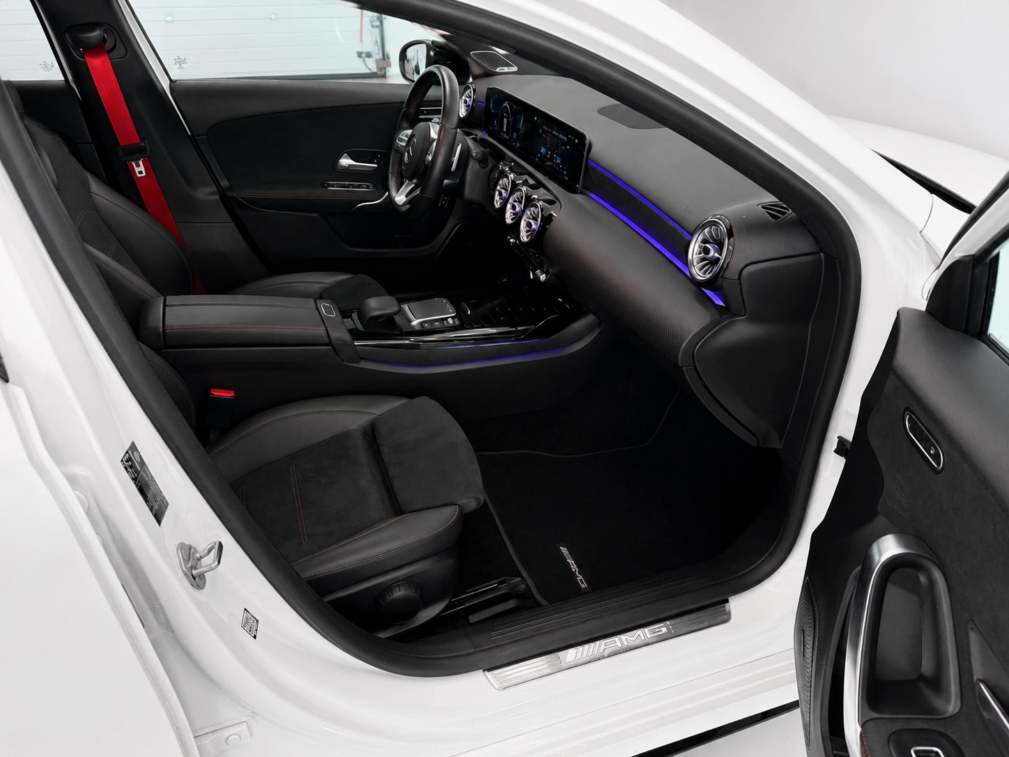 MERCEDES-BENZ A 35 AMG 4Matic Speedshift Limousine-image-18