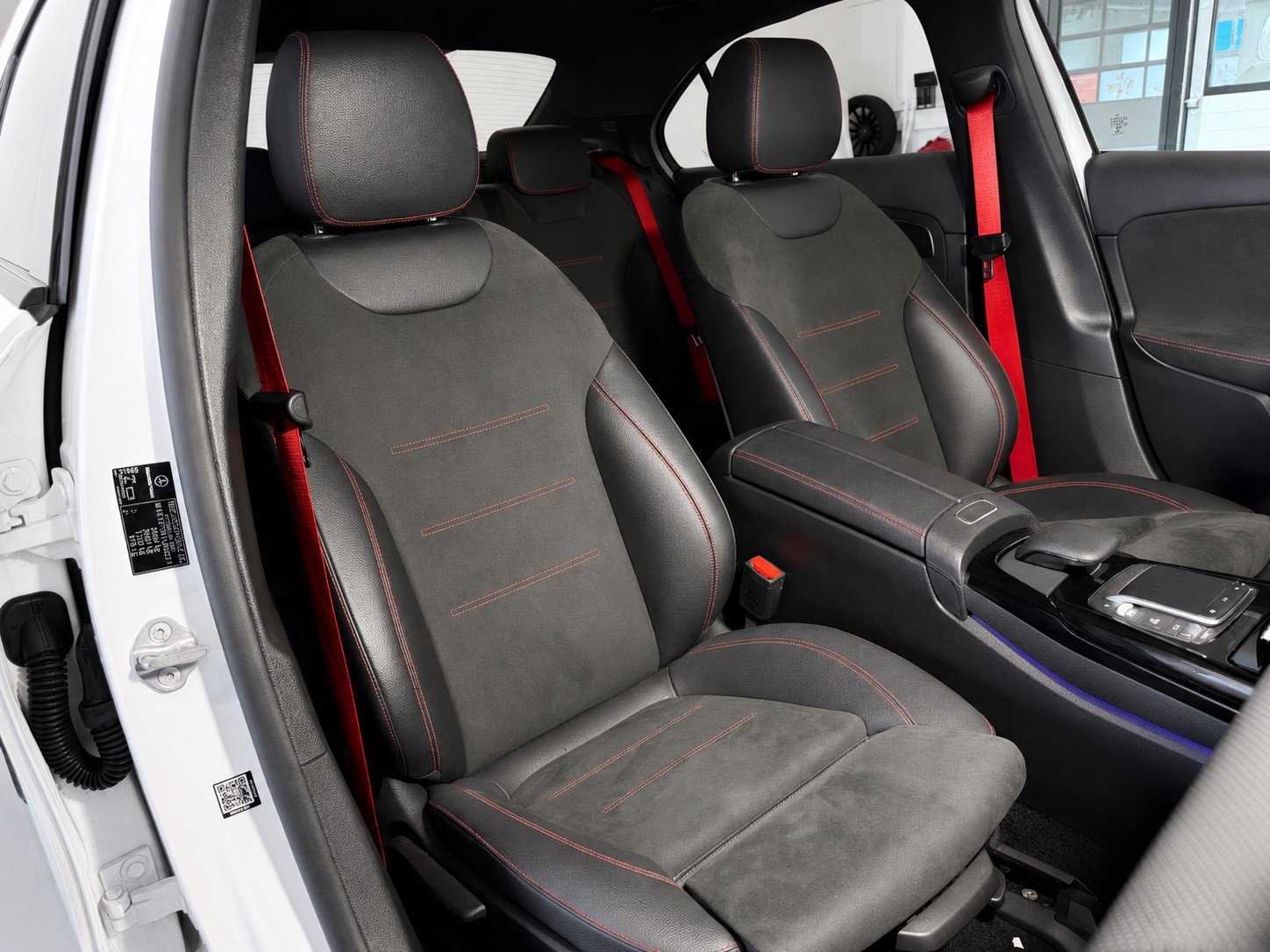 MERCEDES-BENZ A 35 AMG 4Matic Speedshift Limousine-image-21