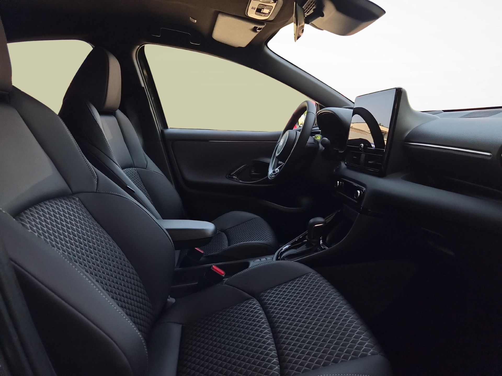 TOYOTA Yaris 1.5 VVT-i HSD Premium-image-9