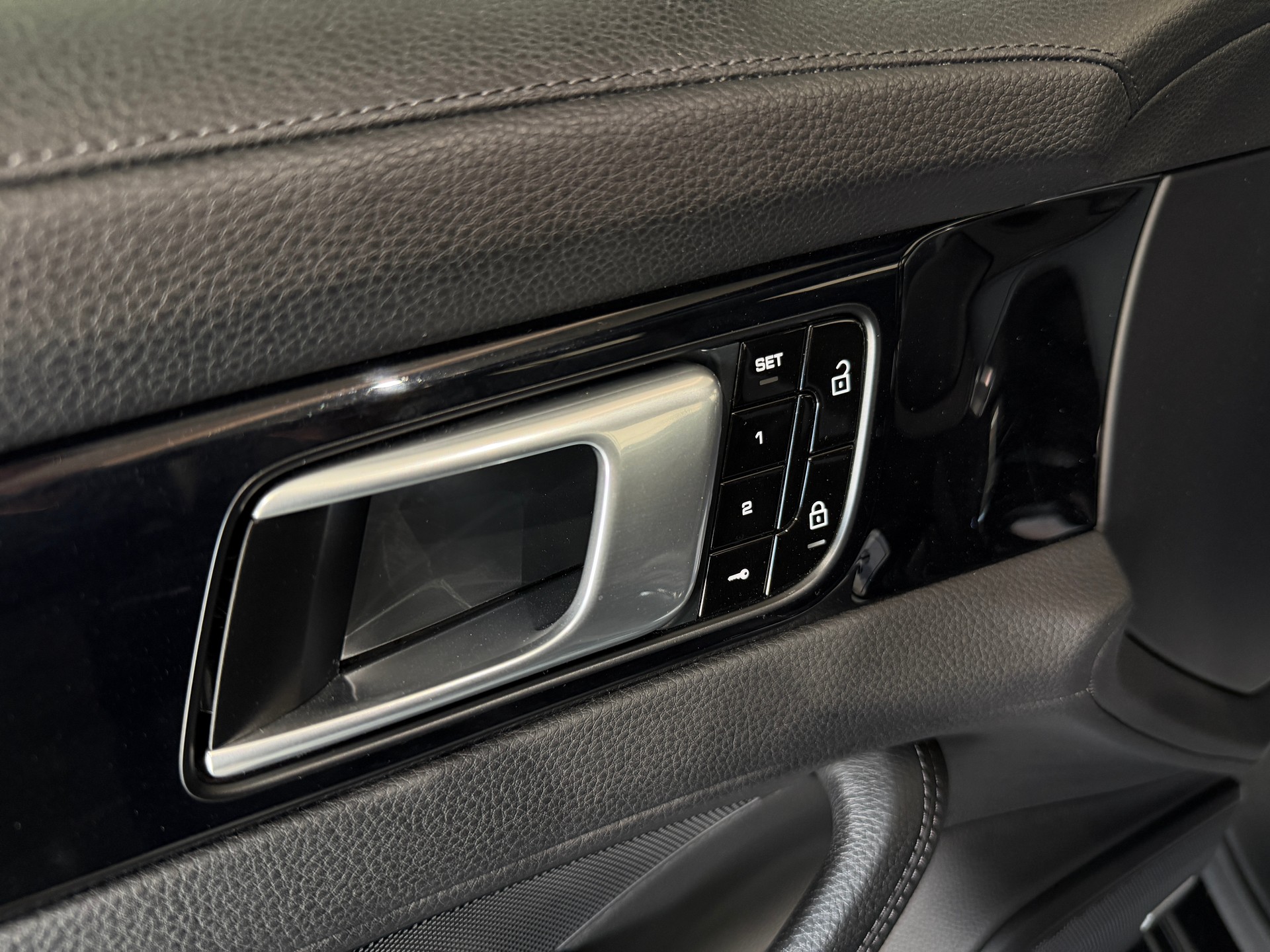 PORSCHE Panamera 4 E-Hybrid Sport Turismo PDK (CH)-image-12