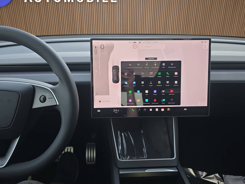 TESLA Model Y Performance AWD-image-17