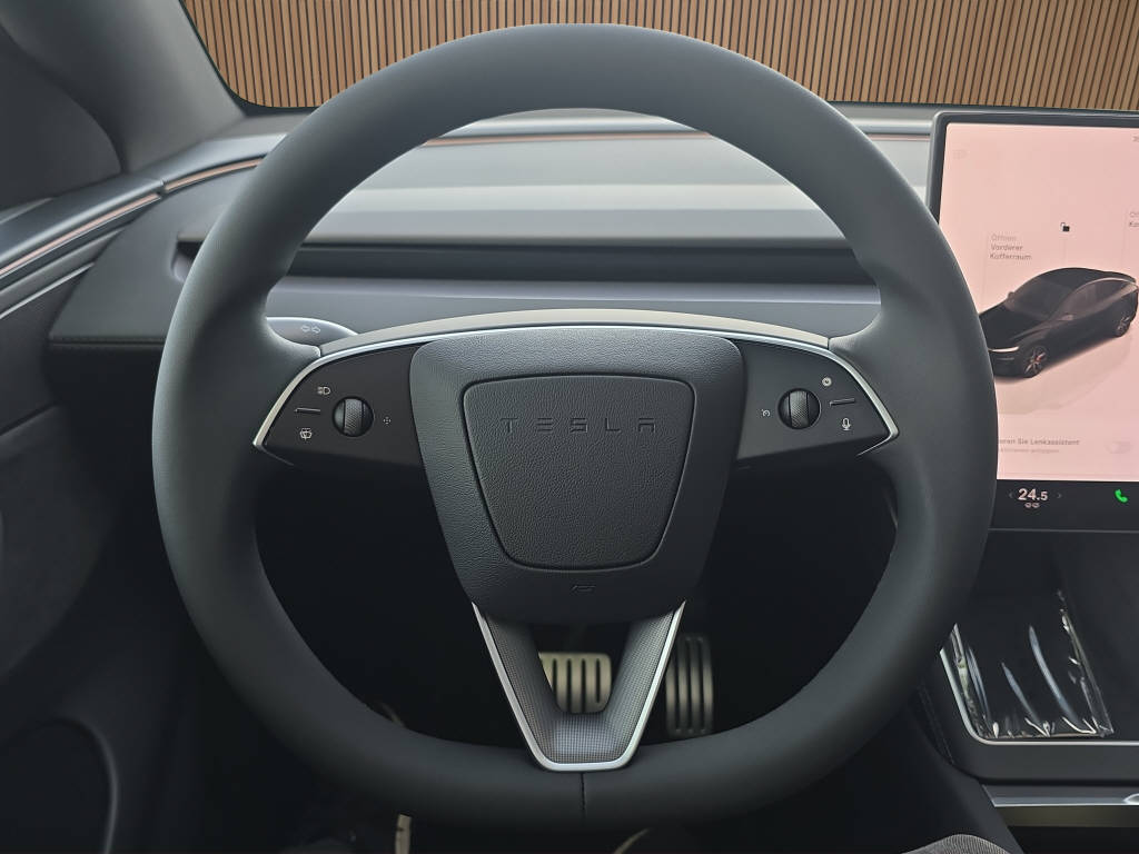 TESLA Model Y Performance AWD-image-15