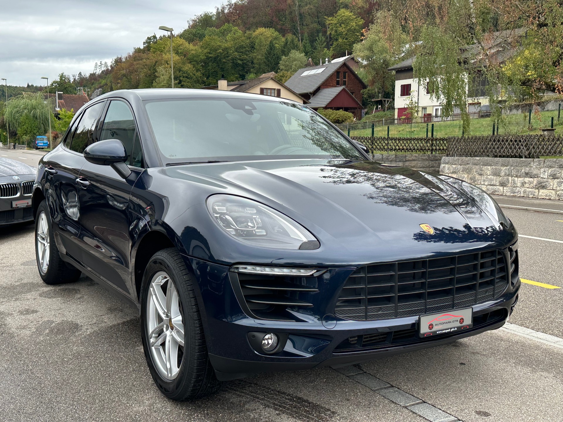PORSCHE Macan PDK-showroom-element-1