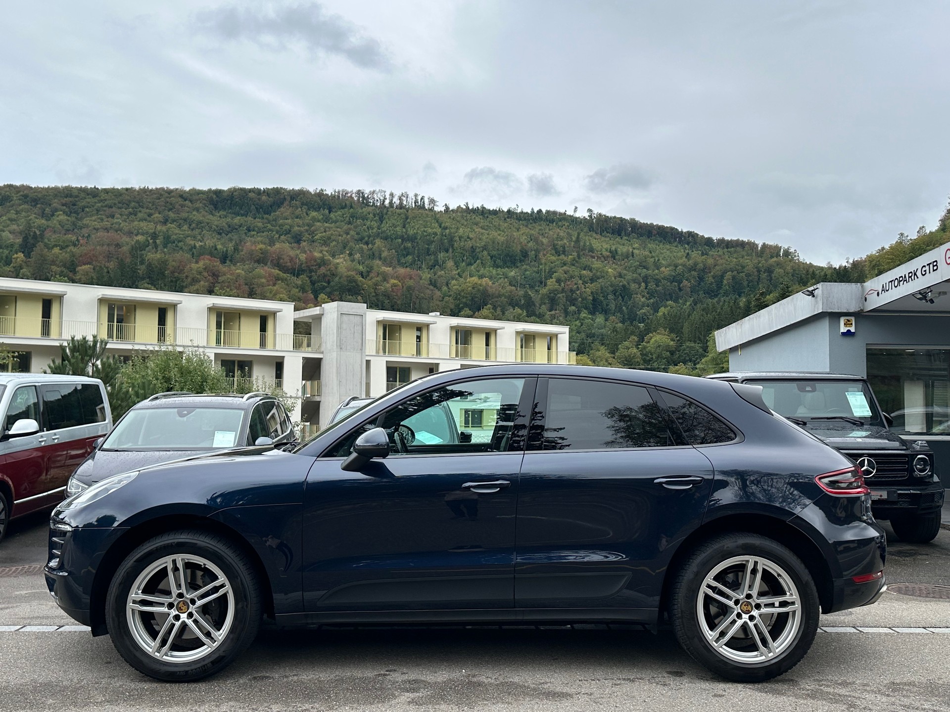 PORSCHE Macan PDK-showroom-element-3