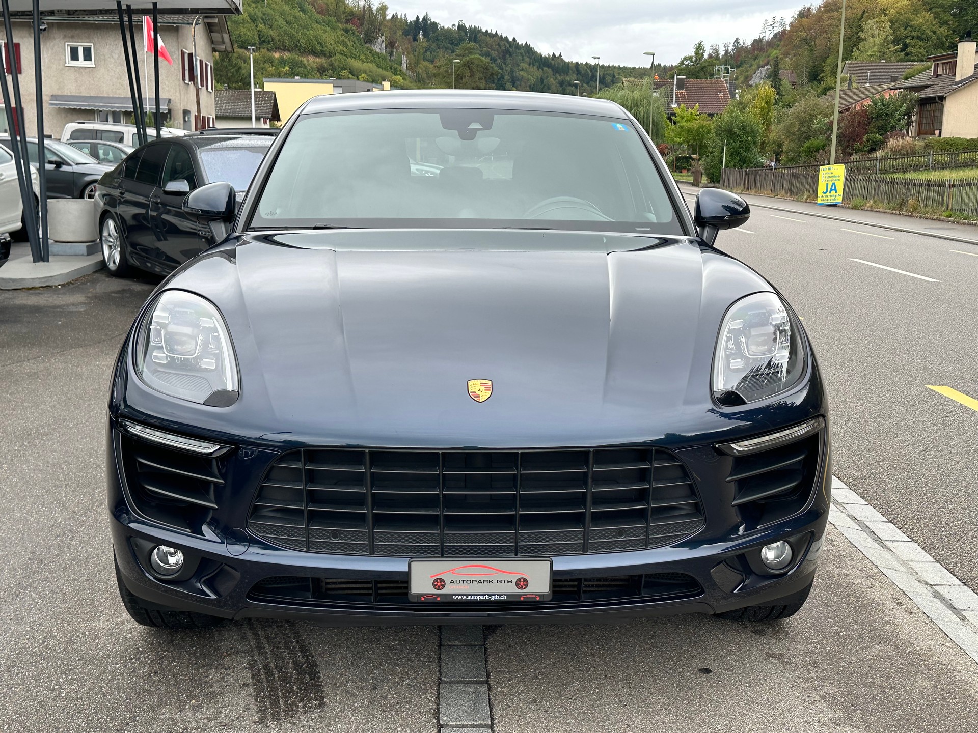 PORSCHE Macan PDK-showroom-element-2